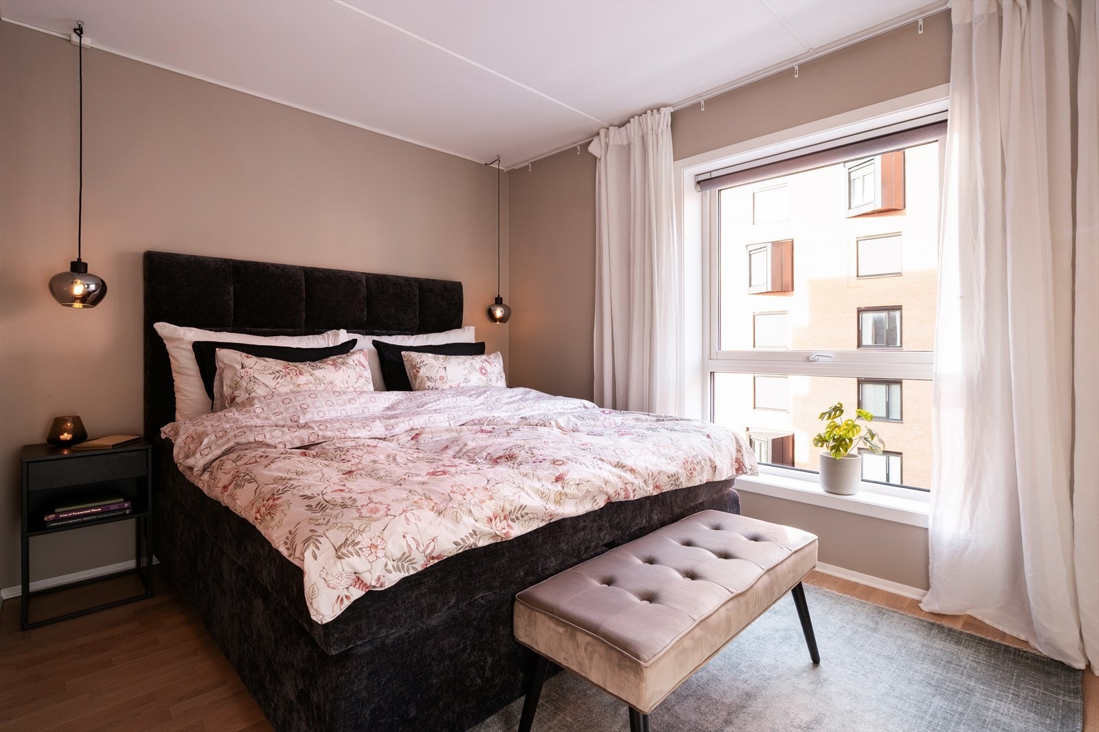 Romslig hovedsoverom med god plass til dobbeltseng og nattbord. Galleribilde