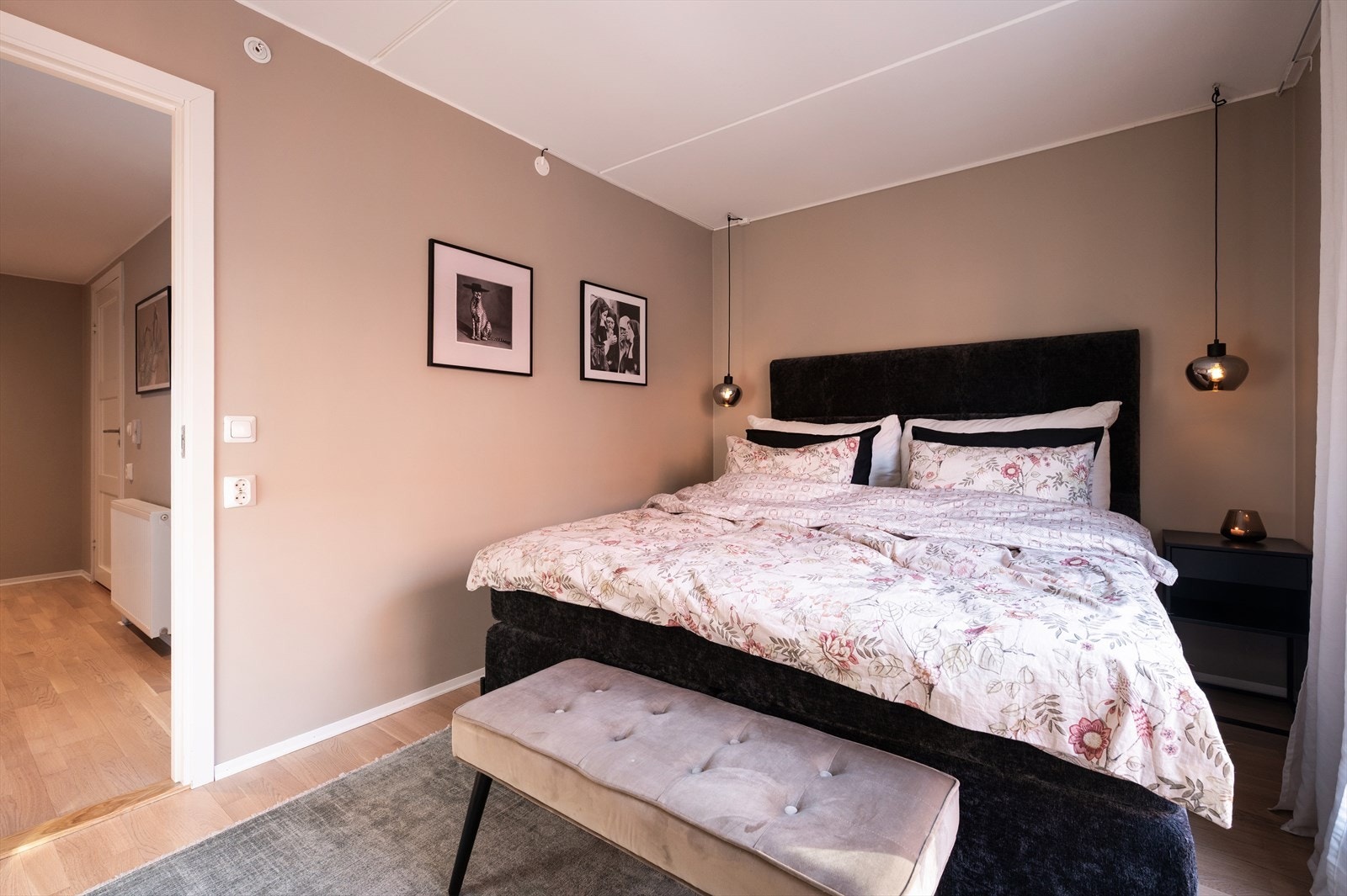 Soverommet er malt i fargen Modern Beige. Galleribilde