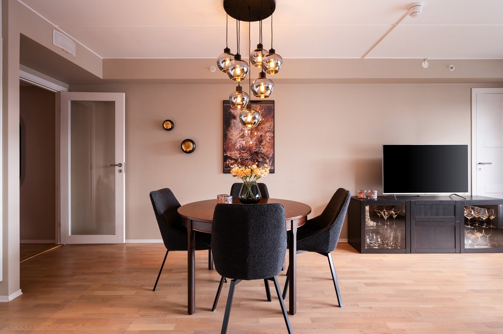 God plass til spisebord for hyggelige sammenkomster. Galleribilde