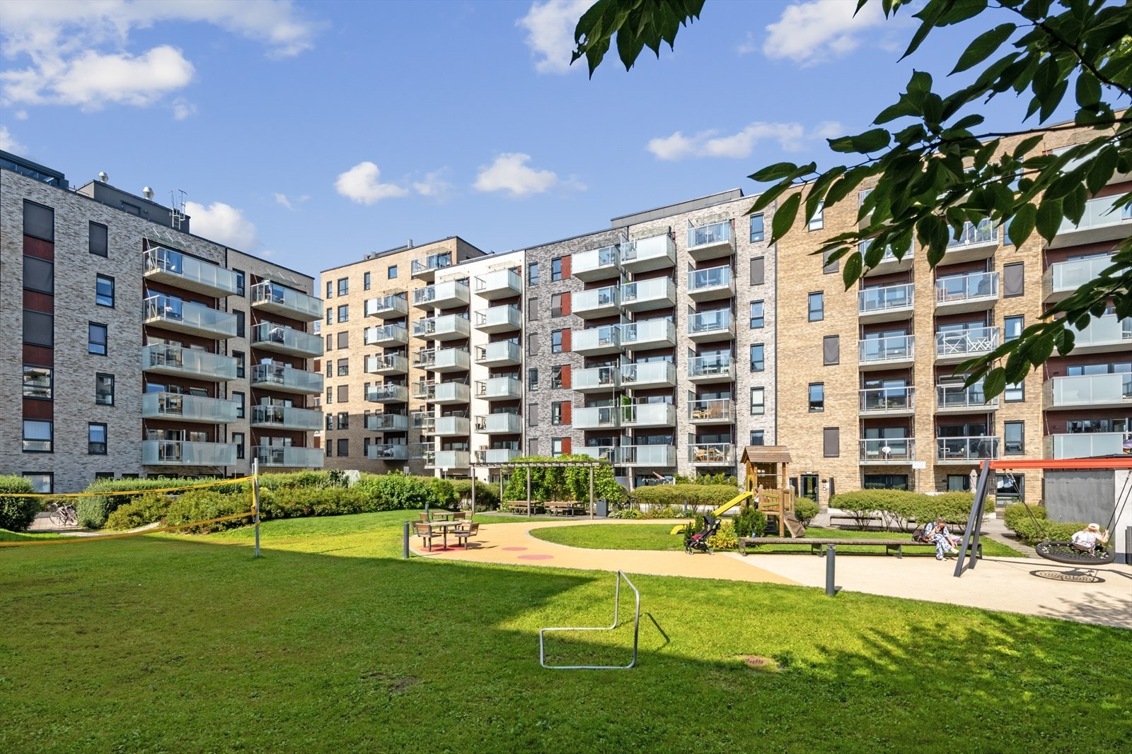 Felles gårdsrom sett fra sommerstid. Galleribilde