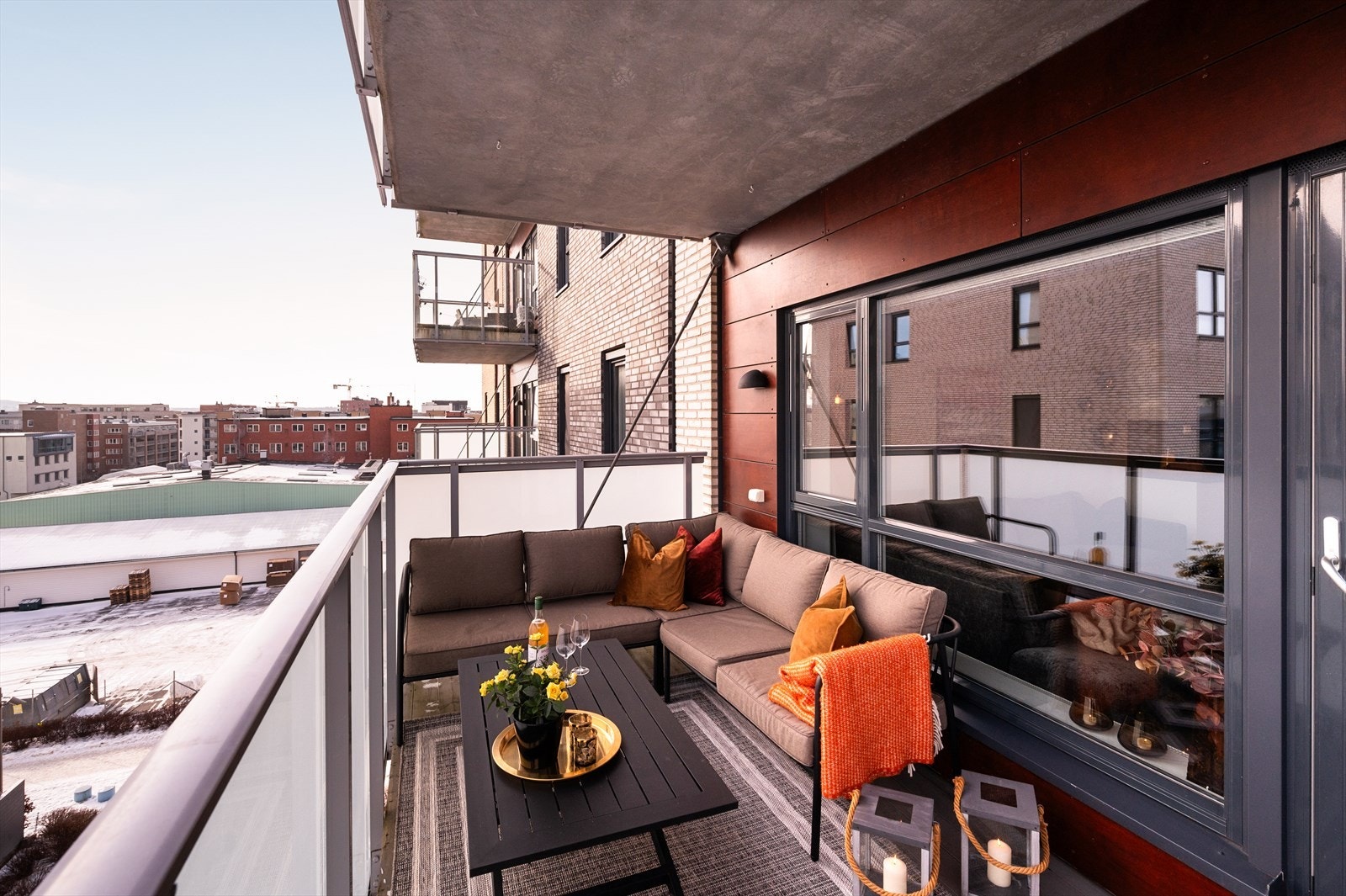 Balkongen fungerer perfekt som en forlengelse av stuen i sommerhalvåret og har god plass til sittegruppe, grill og planter. Galleribilde