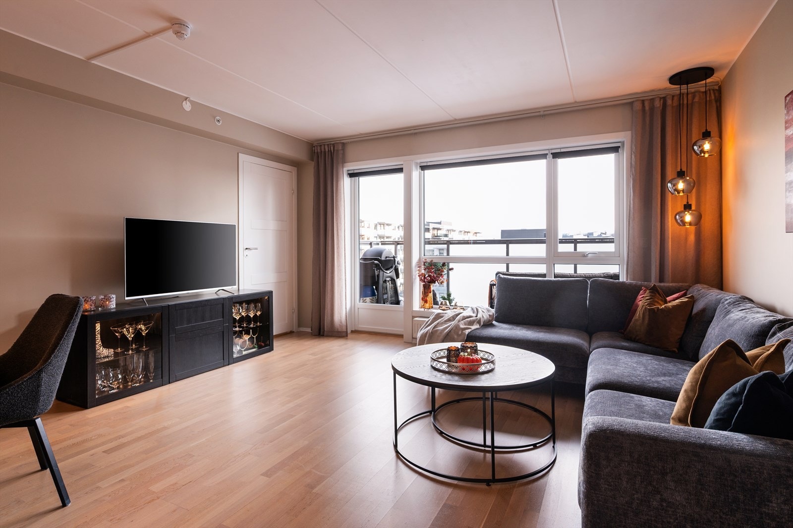 Leiligheten har en gjennomtenkt og romslig planløsning med gode møbleringsmuligheter, store vindusflater og utgang til balkong som gir rikelig med naturlig lys og en luftig atmosfære. Galleribilde