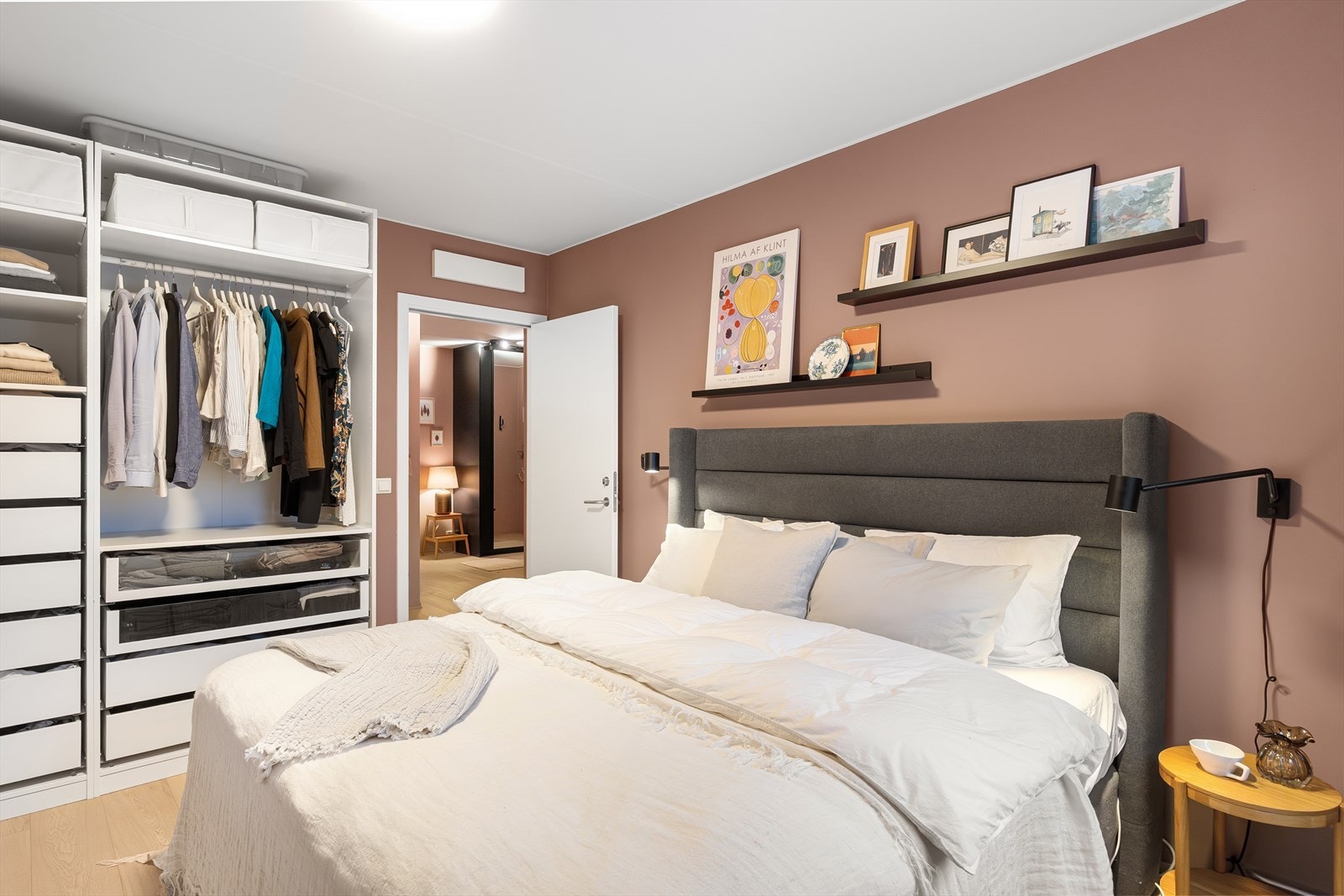 Rommet har også gode oppbevaringsmuligheter i et åpent garderobeskap. Galleribilde