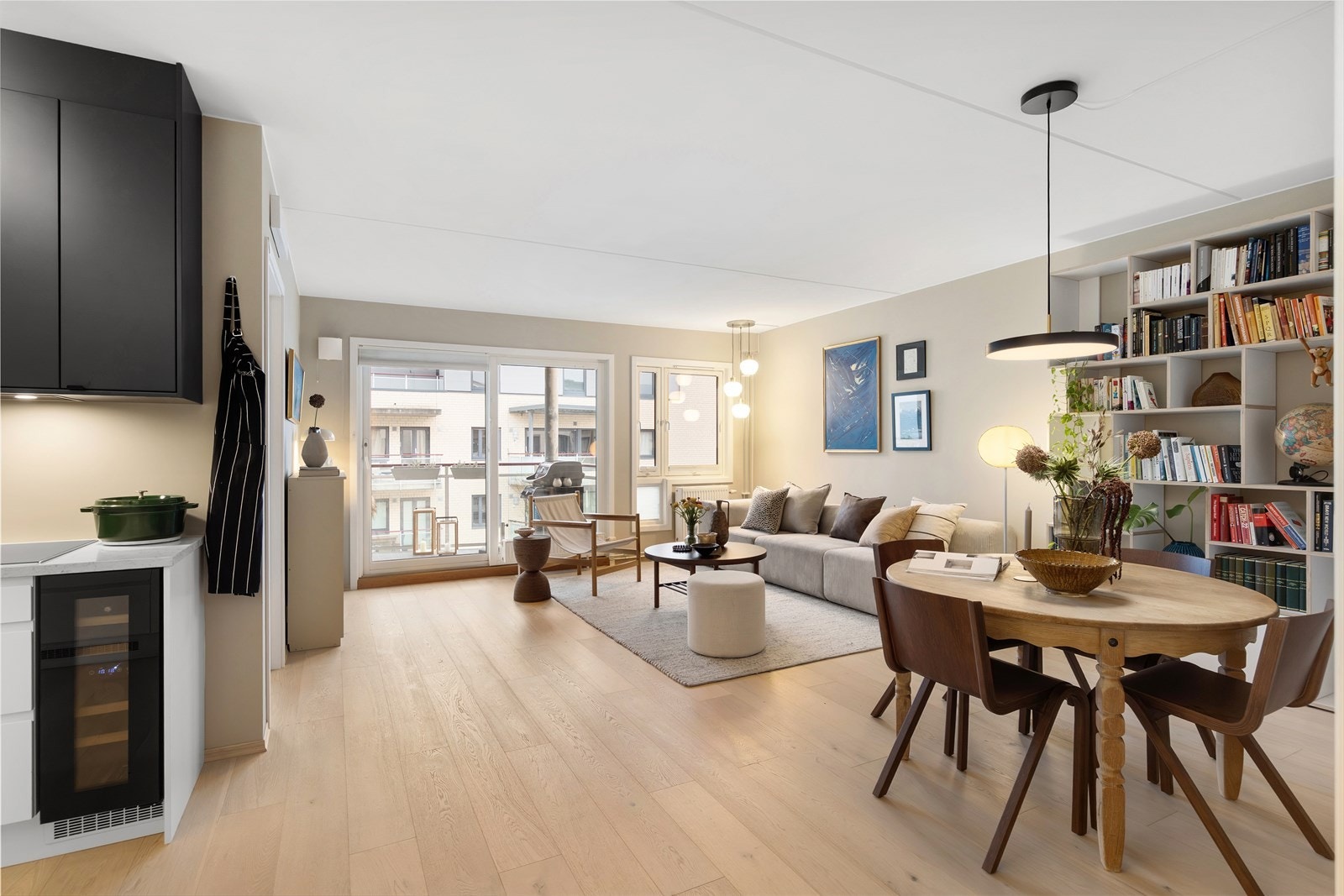 Gulvet er belagt med påkostet, hvitlakkert 1-stavs parkett, og overflatene er malt i delikate og moderne fargetoner som gir et helhetlig og tidsriktig uttrykk. Galleribilde