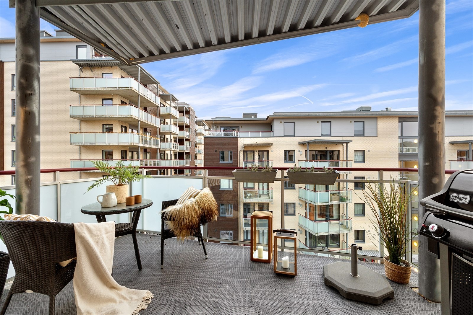 Fra stuen er det utgang til en herlig sydvendt balkong på ca. 12 kvm med gode solforhold. Galleribilde