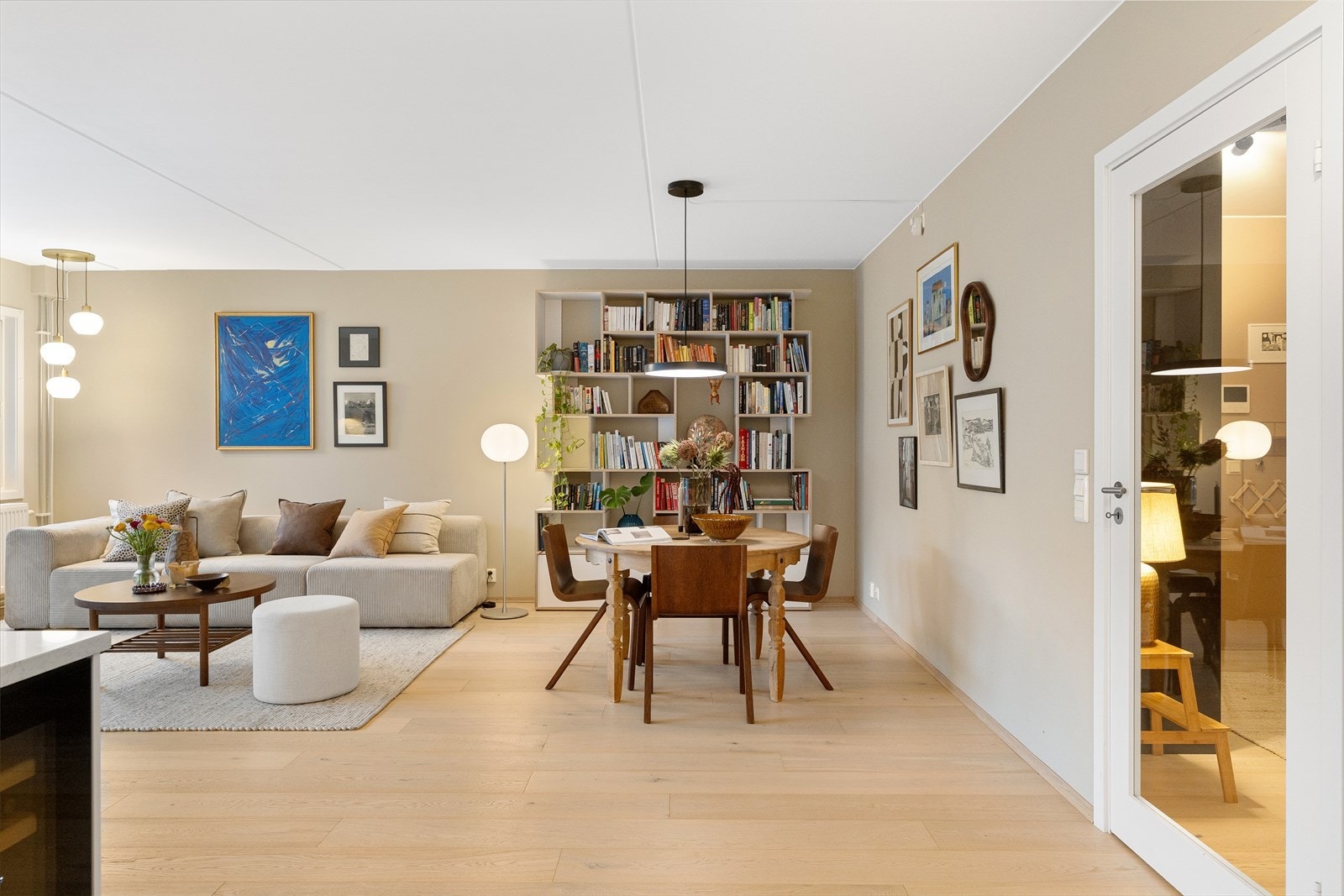 Planløsningen åpner opp for flere møbleringsmuligheter med god plass til sofagruppe, TV-møbler og spisebord med tilhørende stoler. Galleribilde