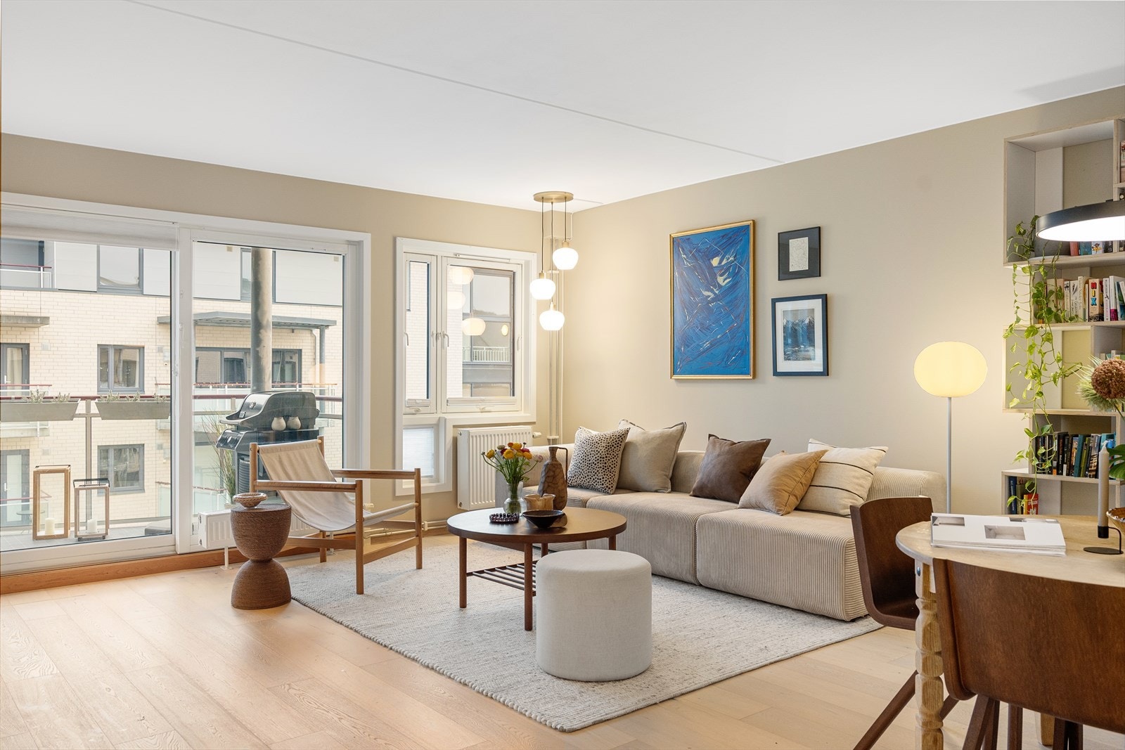 Stuen er lys og luftig med store vindusflater som sørger for rikelig med innslipp av naturlig lys. Galleribilde