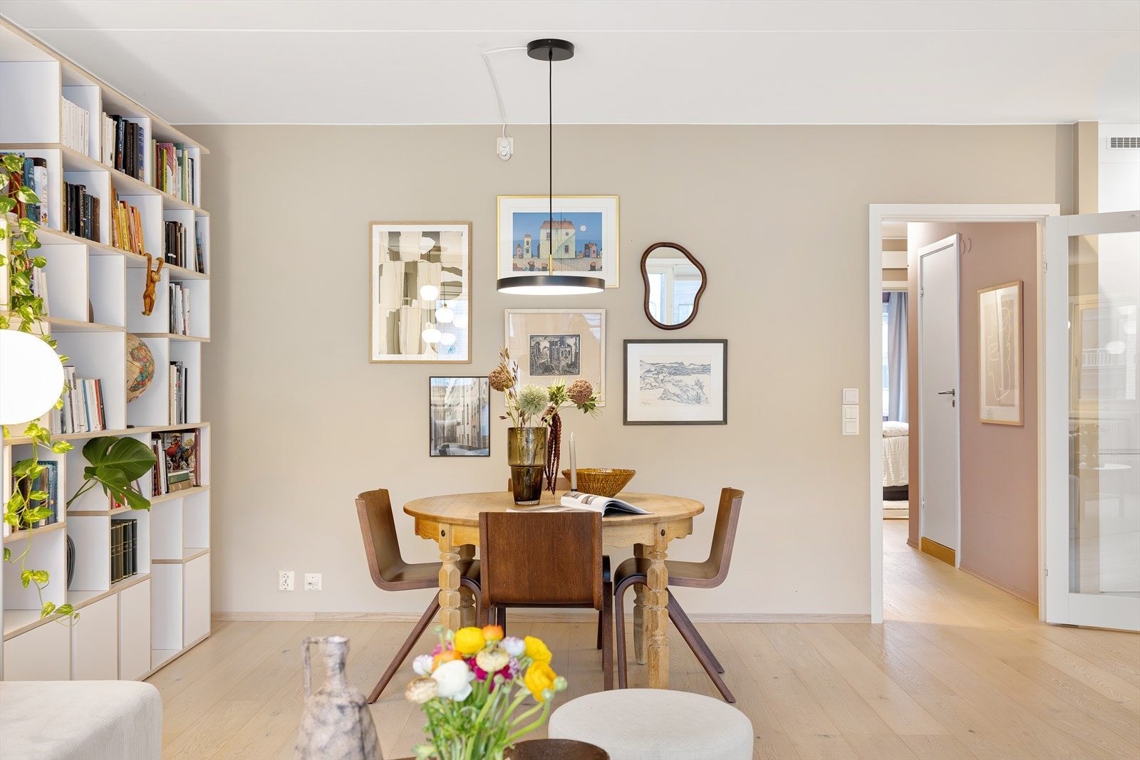 I tilknytning til stuen og kjøkkenet er det god plass til et stort spisebord, noe som gir gode rammer for hyggelige sammenkomster og gjester på besøk. Galleribilde