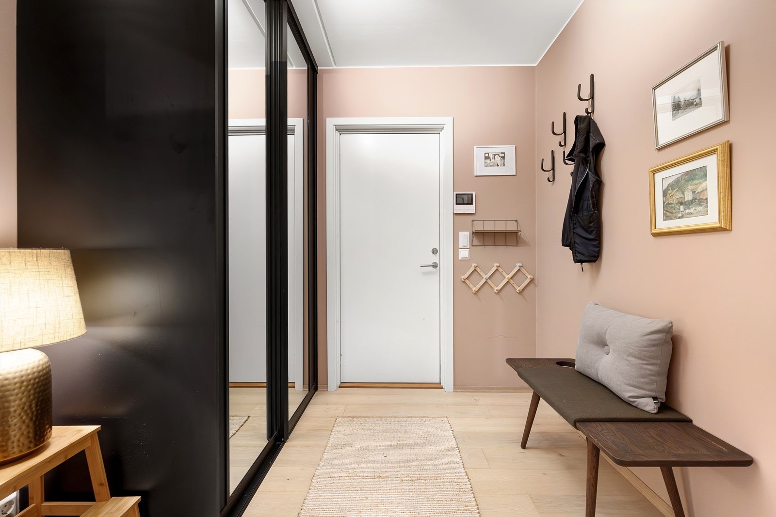 Hoveddelen er utstyrt med callinganlegg med video, som kan styres via app. Galleribilde