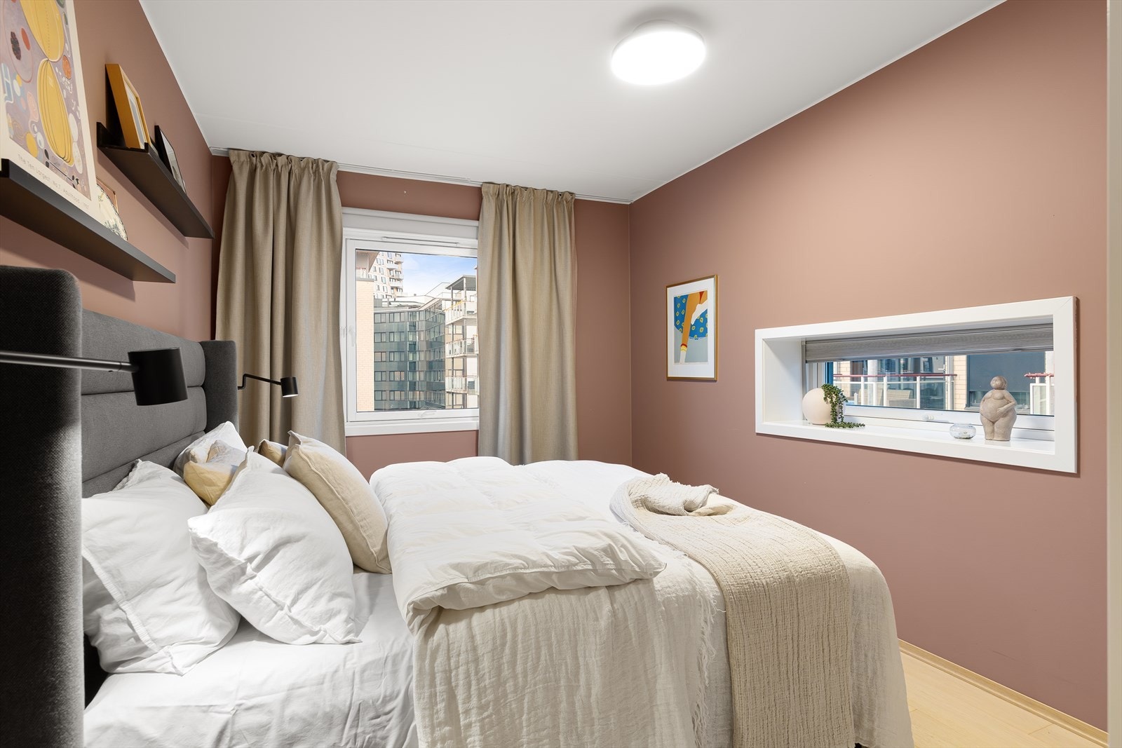 De lune fargevalgene på veggene, sammen med store vindusflater, skaper en lys og behagelig atmosfære. Galleribilde