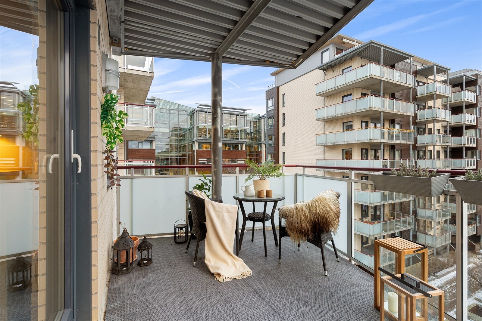 I vår- og sommerhalvåret blir balkongen en naturlig forlengelse av stuen, perfekt for hyggelige stunder med familie og venner. Galleribilde