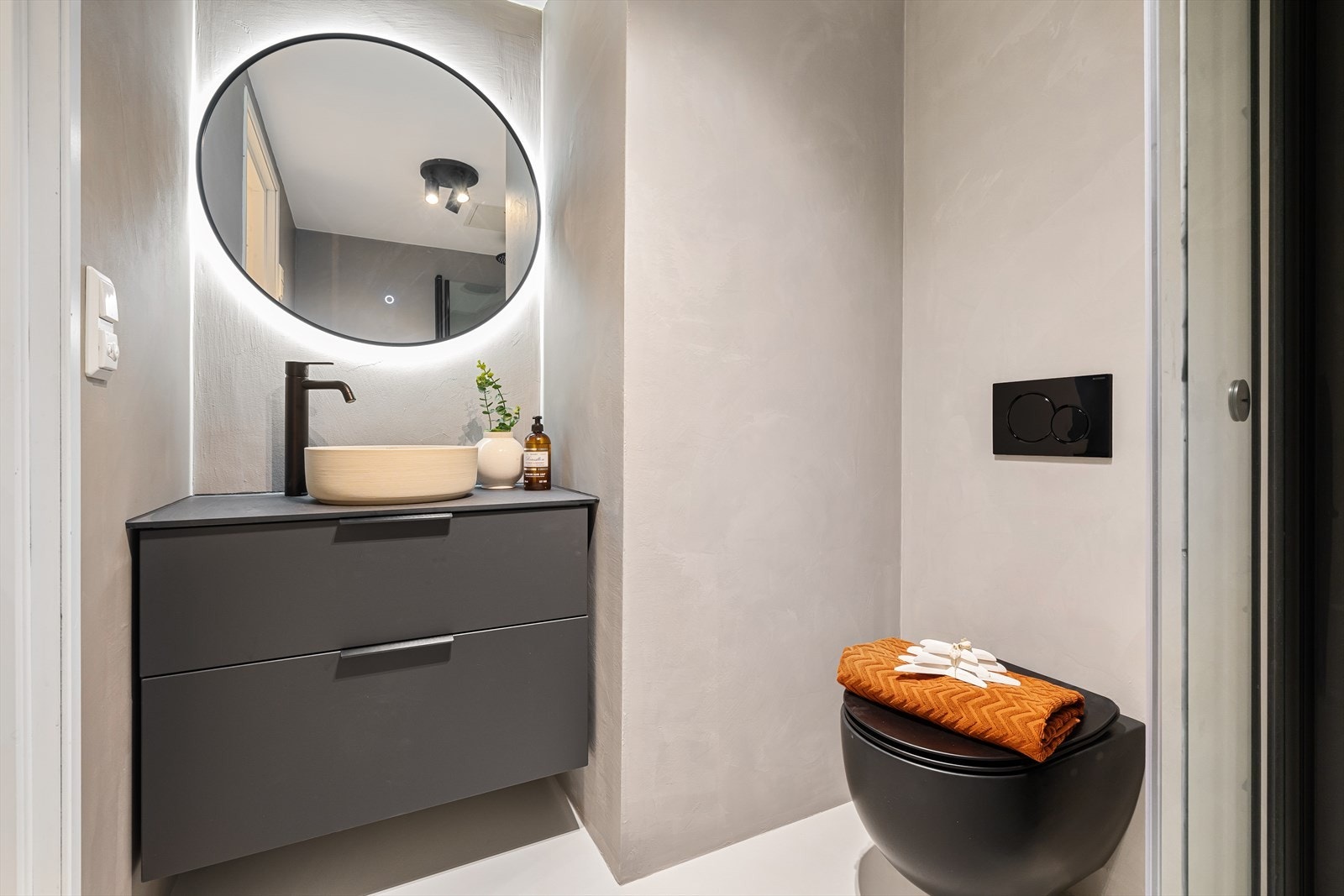 Delikat og moderne baderom fra 2022 med gulvvarme. Badet er utført med mikrosement på både vegger og gulv, noe som gir et helhetlig og stilrent uttrykk. Alle overflater og all innredning ble oppgradert i 2022. Galleribilde