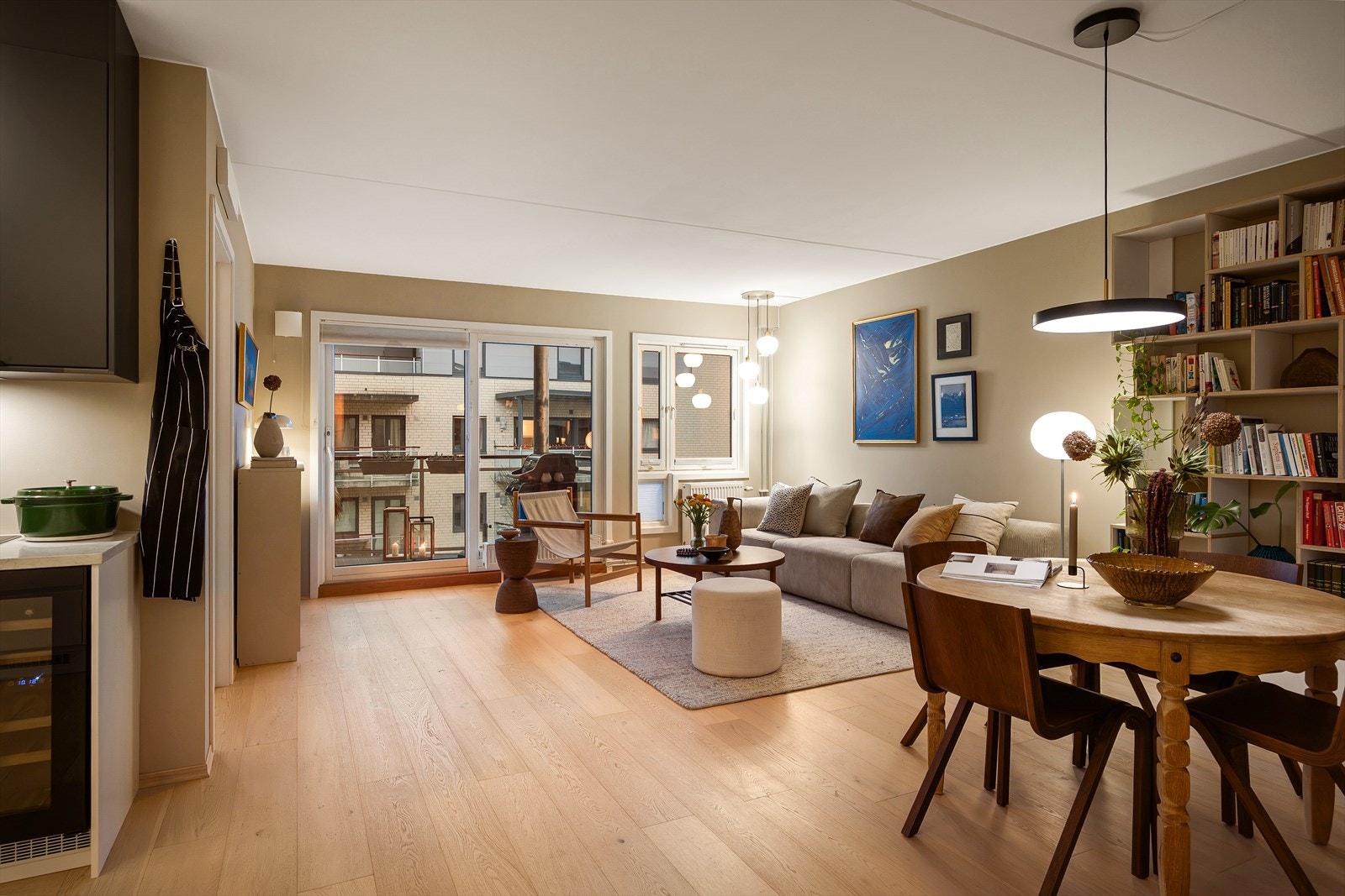 Når kvelden senker seg, fylles leiligheten av en lun og behagelig atmosfære. De varme lyskildene skaper en rolig stemning, perfekt for avslapning etter en lang dag. Galleribilde