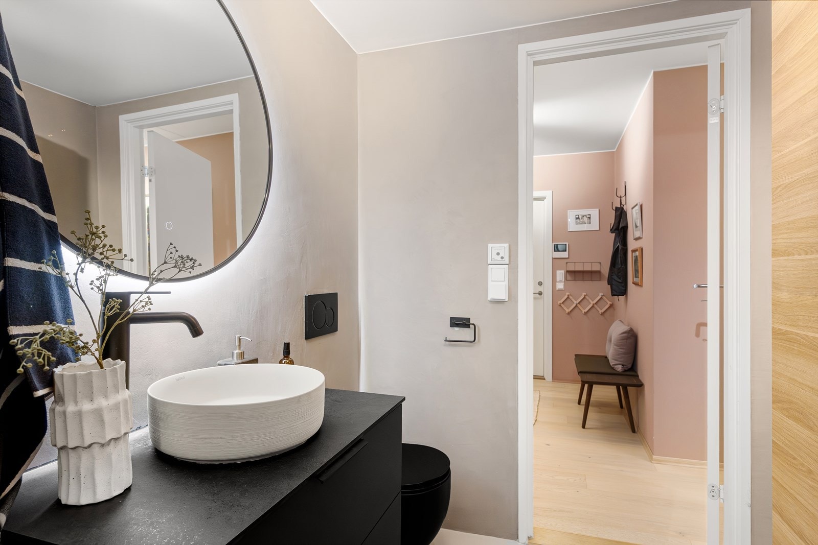 Baderommet er innredet med vegghengt Alterna Arco toalett, servantløsning med Bathco bollevask, Korsbakken møbelskap, speil og integrert belysning. Armaturer er fra Damixa, og dusjsonen består av INR Linc Angel Flex dusjhjørne. Galleribilde