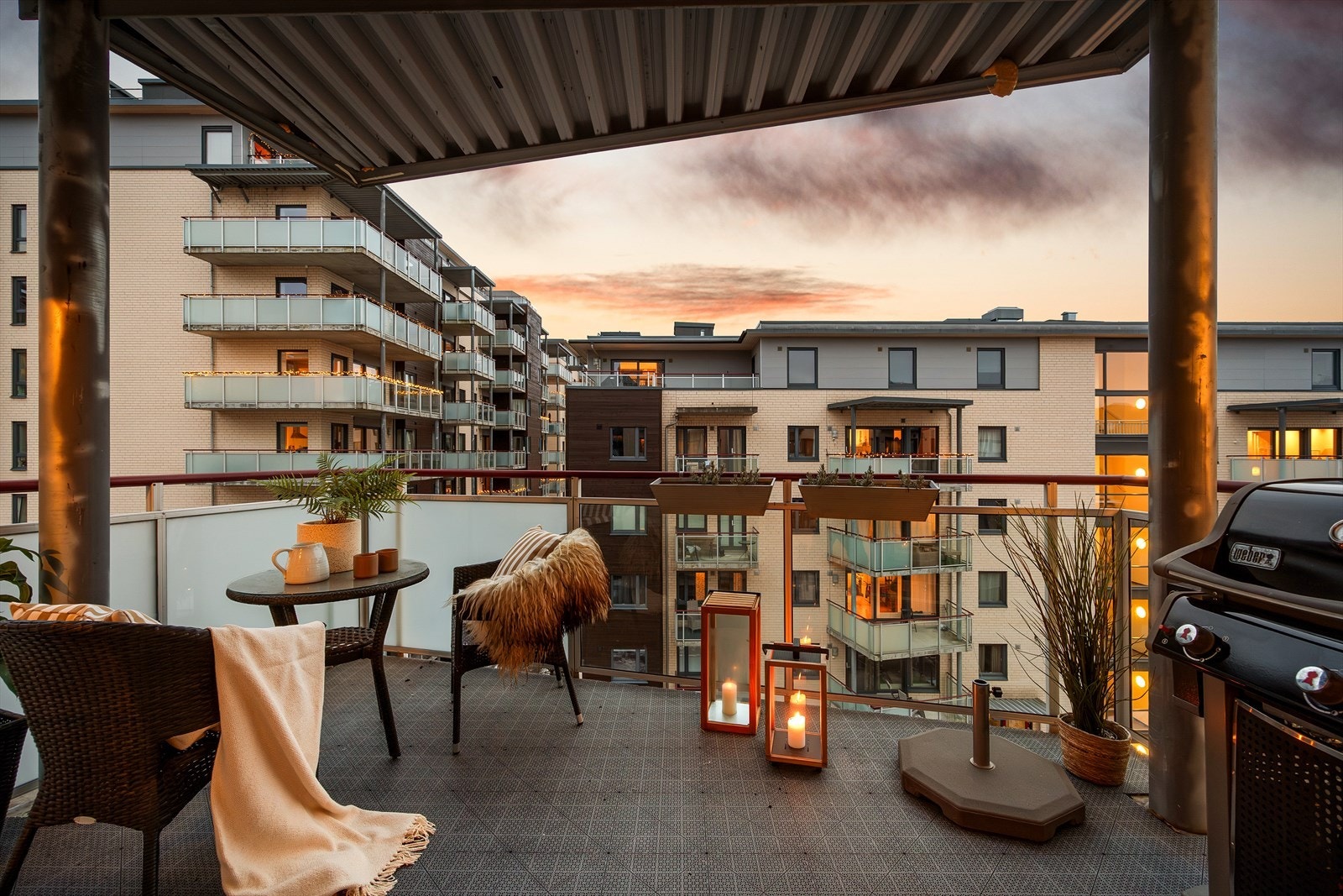 Kveldslyset skaper en lun og innbydende atmosfære, med levende lys og varme toner fra omkringliggende bygninger. Galleribilde