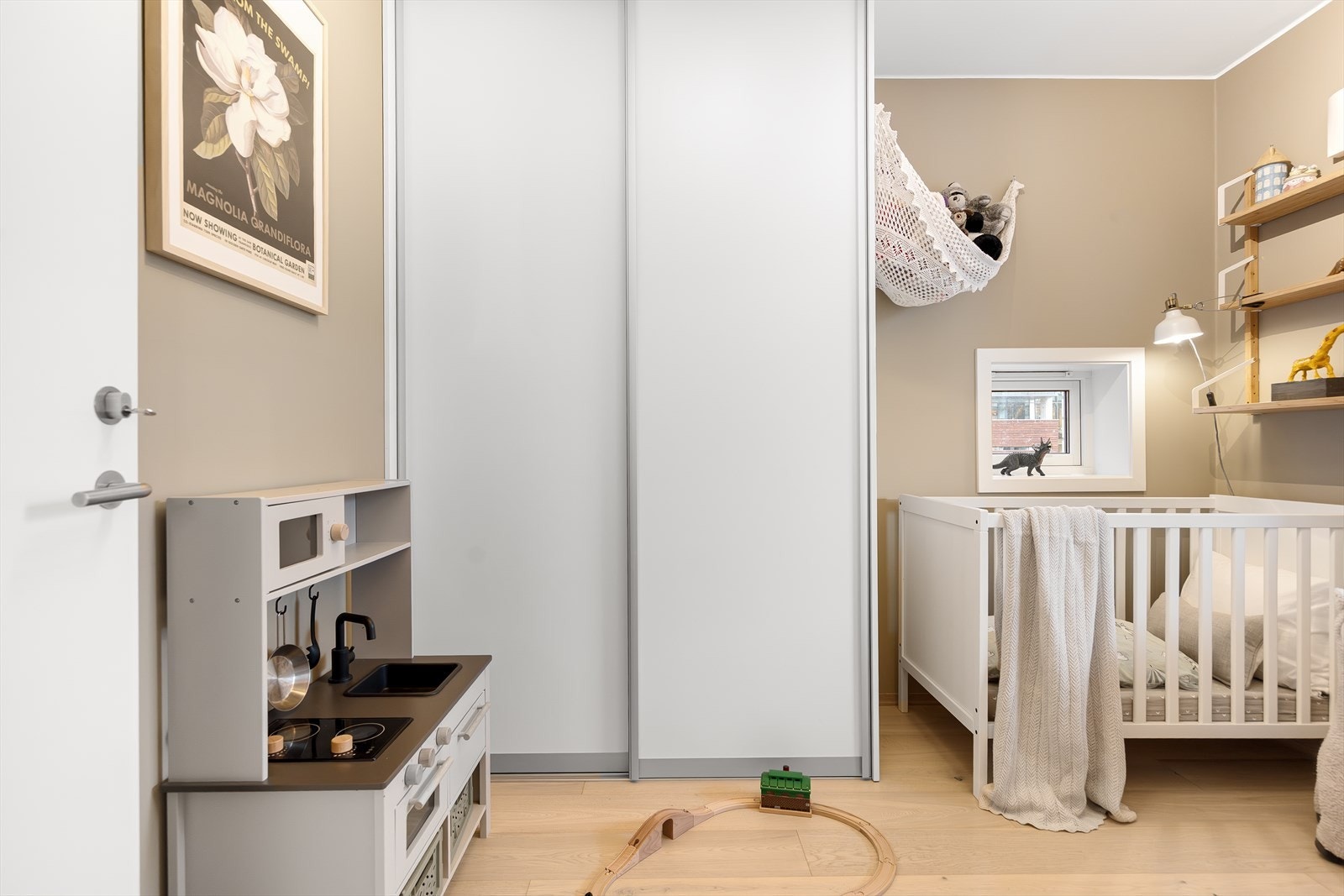 I tillegg har rommet gode oppbevaringsmuligheter i en praktisk skyvedørsgarderobe. Galleribilde