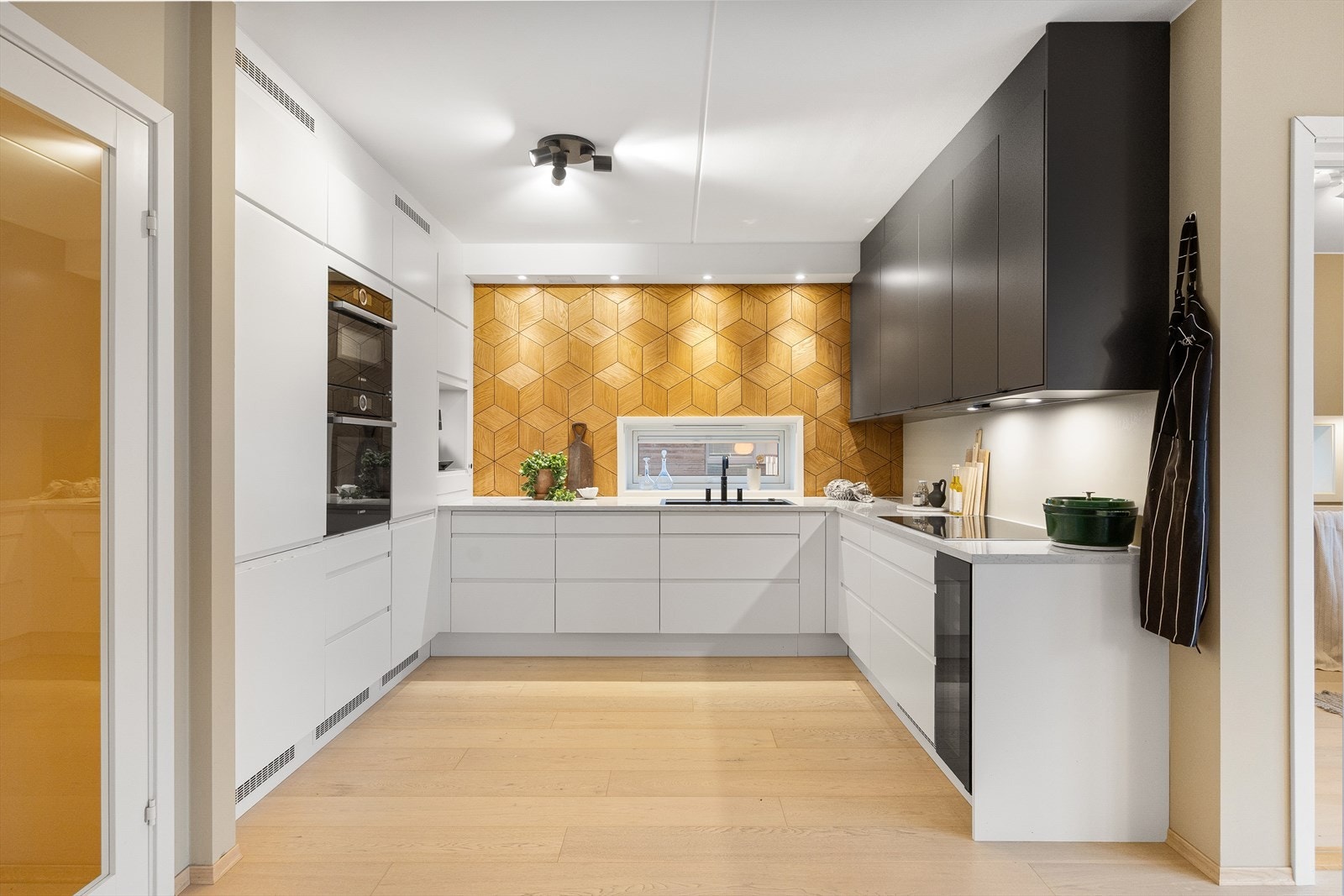 Stilrent Epoq-kjøkken fra 2018 med rikelig skap- og benkeplass. Galleribilde