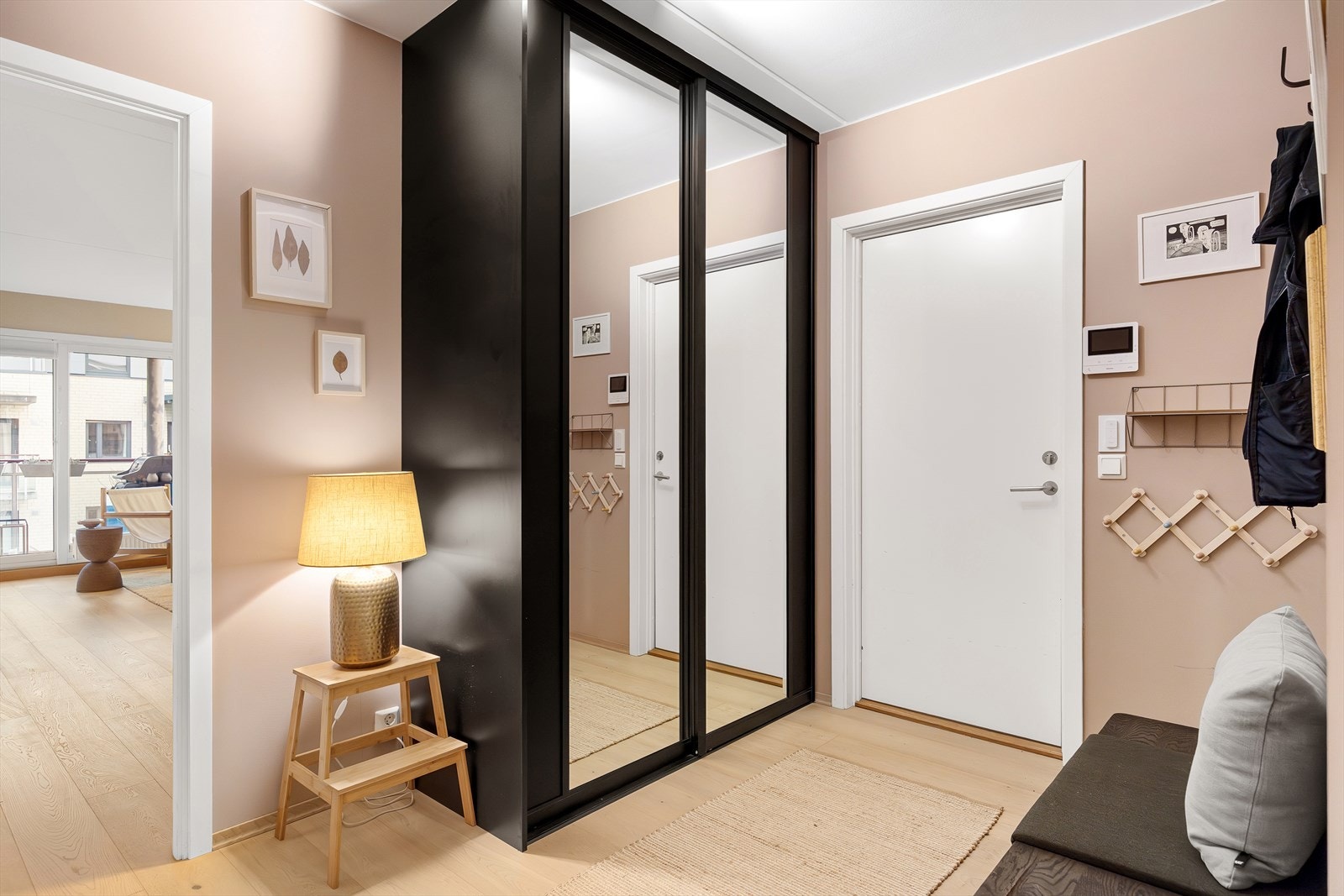 Hyggelig entré med gode oppbevaringsmuligheter. Yttertøy og sko kan enkelt oppbevares i skyvedørsgarderobe i mellomgangen samt i skyvedørsgarderobe i selve entréen. Begge garderobeløsningene er fra 2022 og levert av Garderobemekka. Galleribilde