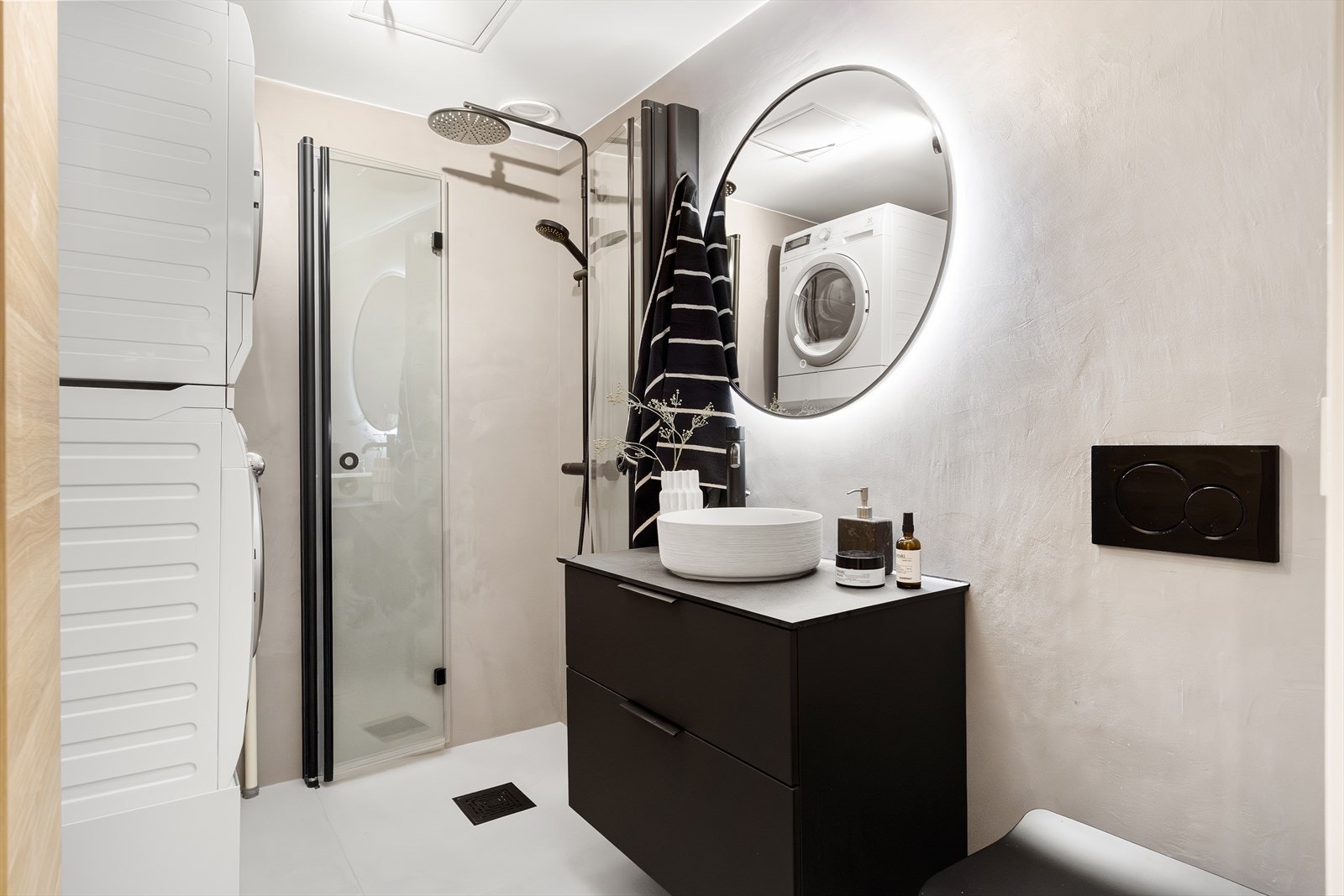 Delikat og moderne baderom fra 2022 med gulvvarme. Badet er utført med mikrosement på både vegger og gulv, noe som gir et helhetlig og stilrent uttrykk. Alle overflater og all innredning ble oppgradert i 2022. Galleribilde