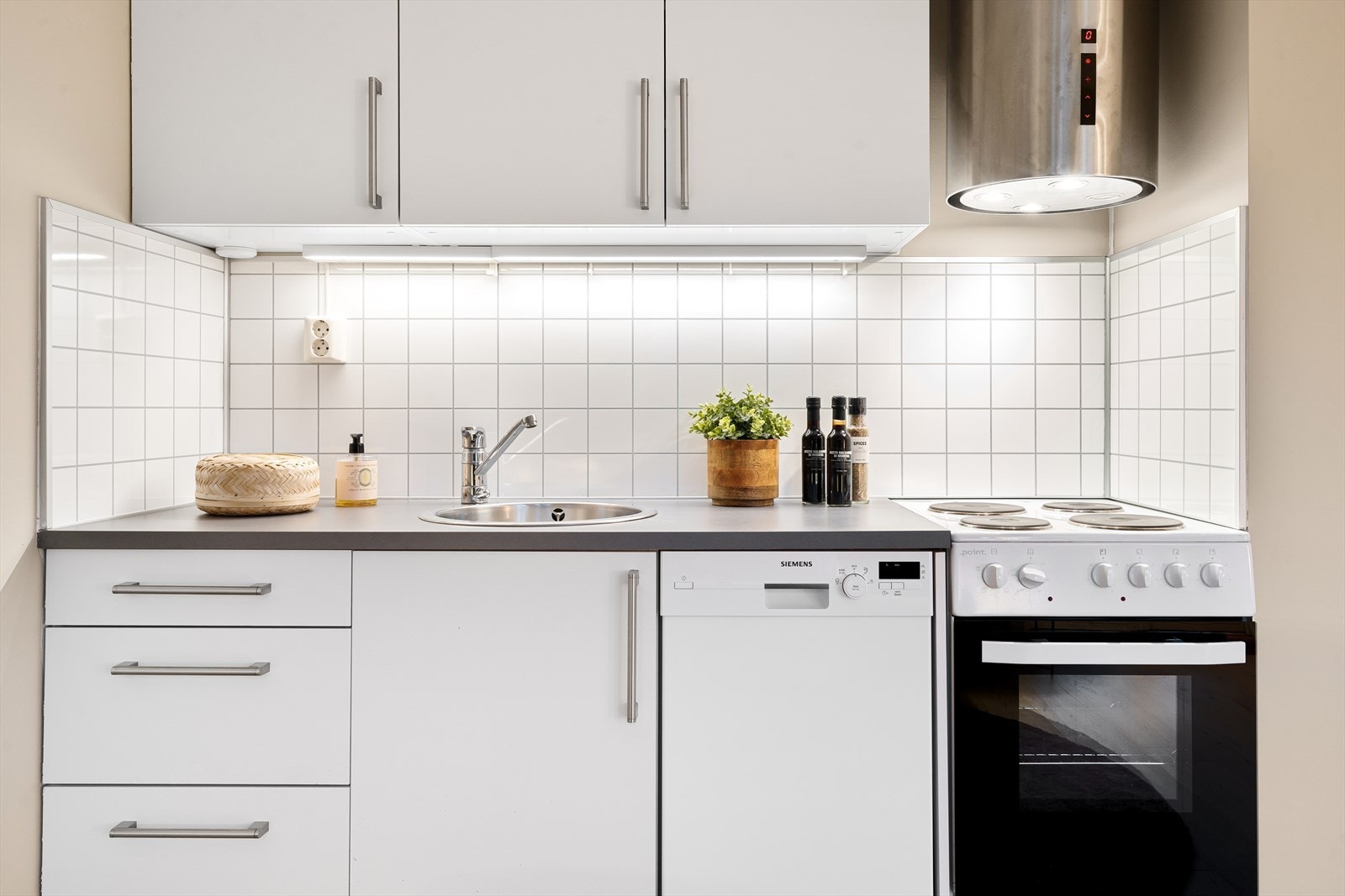 Kjøkkenet er videre utstyrt med frittstående komfyr fra Point, ventilator med kullfilter samt frittstående oppvaskmaskin fra Siemens. Galleribilde