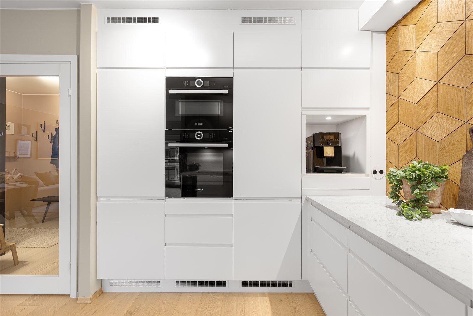 Kjøkkenet er utstyrt med integrerte kvalitets hvitevarer, herunder Bosch kombiovn og dampovn, Liebherr kjøle- og fryseskap, Bosch platetopp, Miele oppvaskmaskin samt Temptech vinskap. Galleribilde