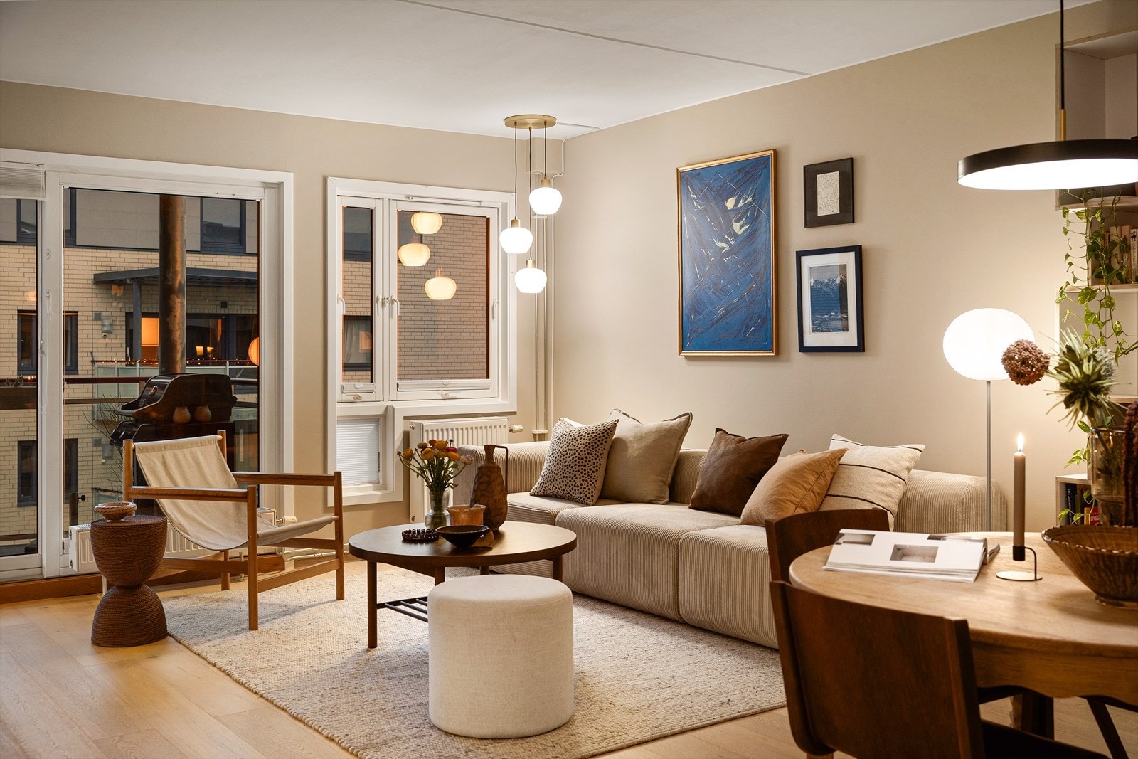 De lune veggtonene og den gjennomgående, lyse parketten skaper en varm og harmonisk atmosfære. Galleribilde