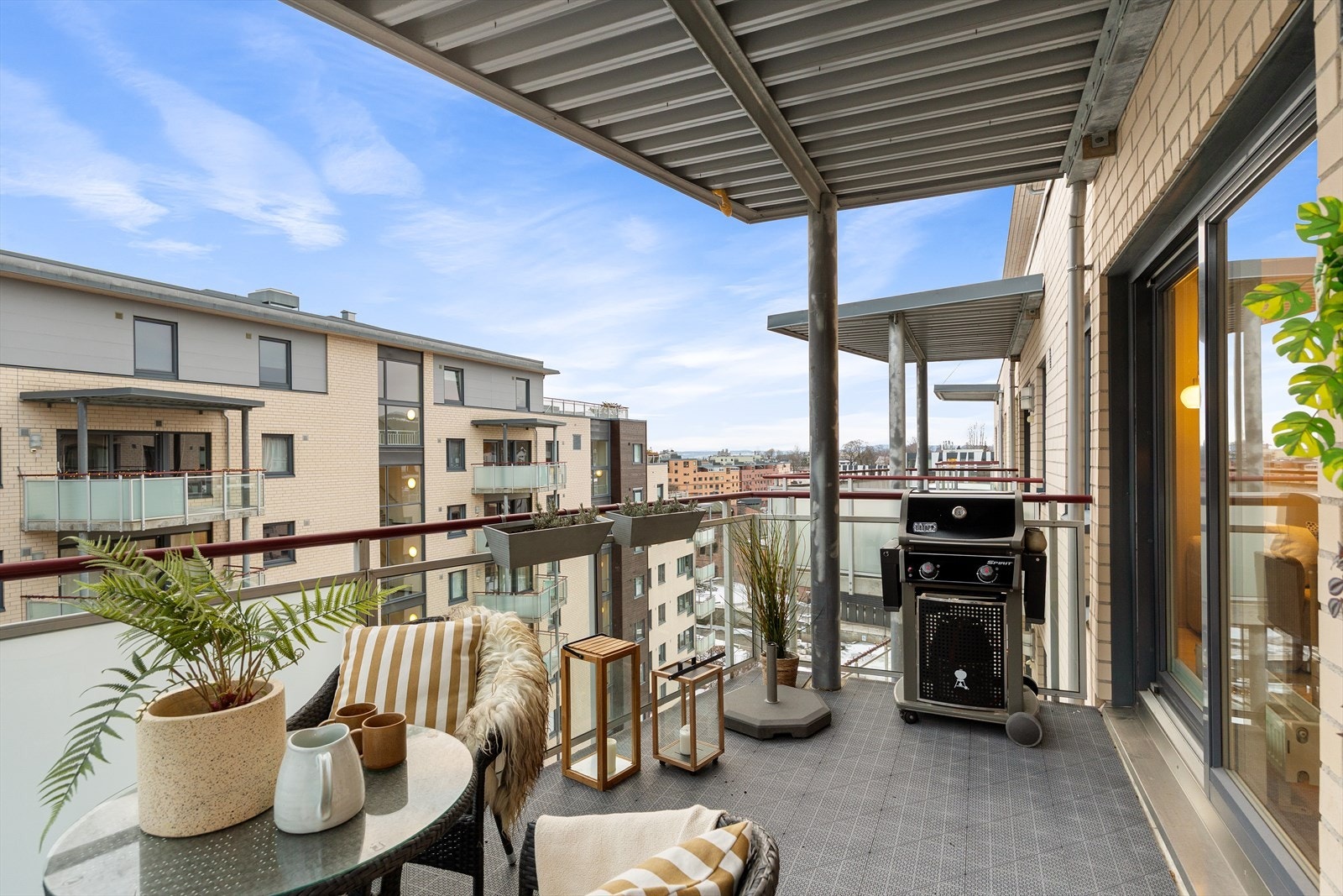 Her kan du enkelt skape en koselig uteoase med utemøbler, beplantning og en gassgrill. Galleribilde