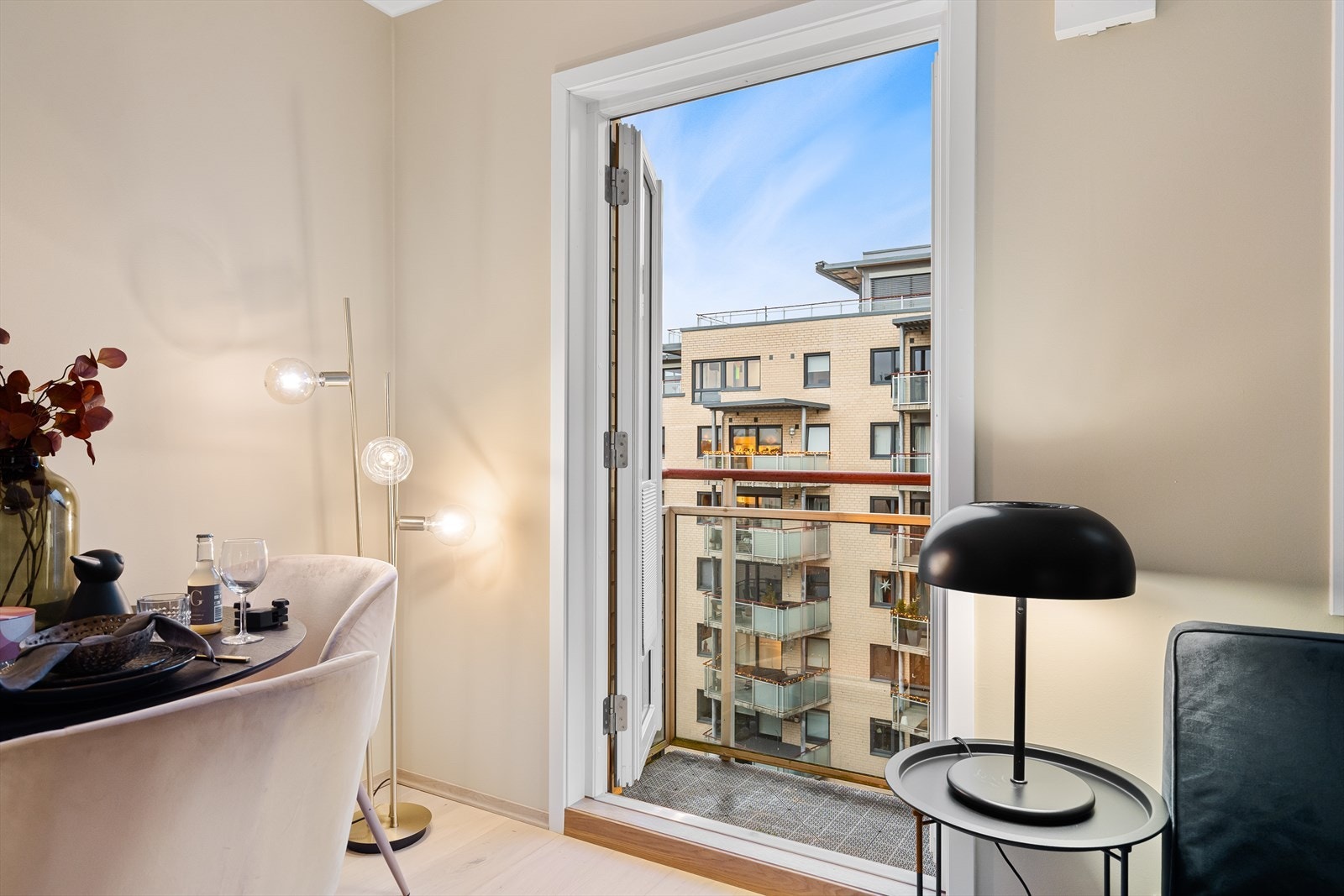 Fra stuen er det utgang til en nordvendt fransk balkong som slipper inn godt med naturlig lys. Galleribilde