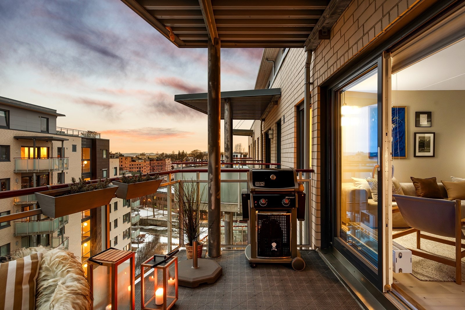 Her kan du nyte rolige kvelder med utsikt over nabolaget, enten med en kopp kaffe, noe godt i glasset eller hyggelig selskap. Galleribilde