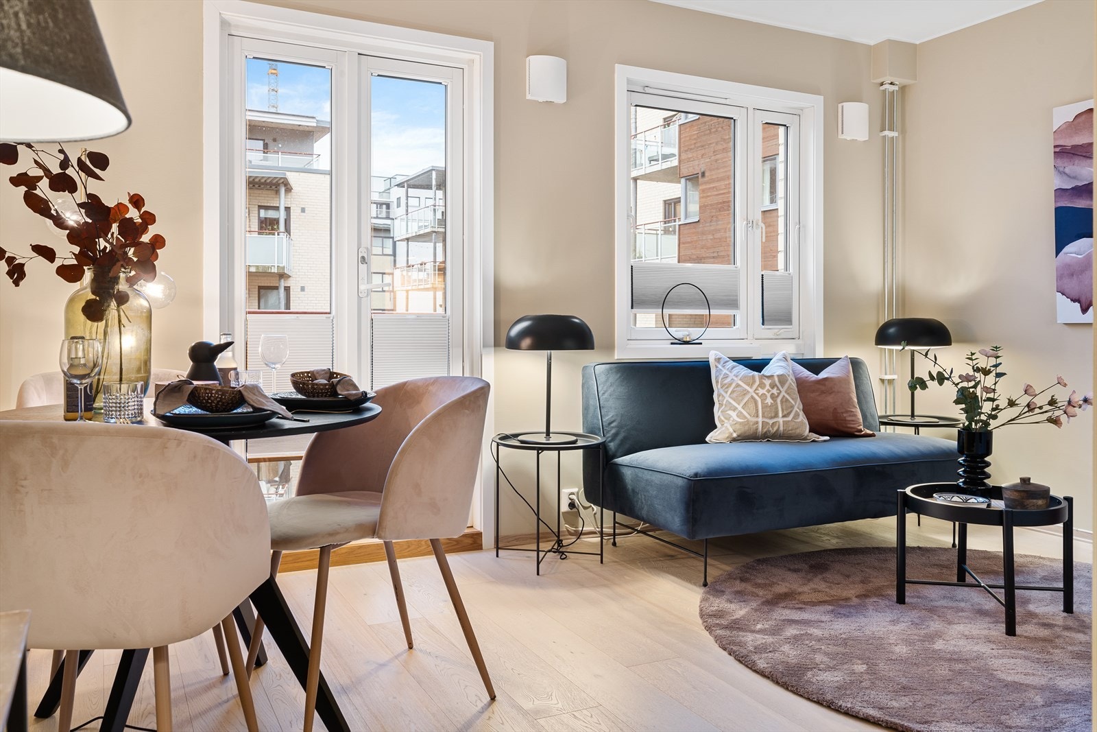 Lys og innbydende stue med god plass til sofagruppe og tilhørende møblement. Gulvet er belagt med flott, hvitlakkert 1-stavs parkett som gir rommet et moderne og helhetlig uttrykk, og veggene er malt i behagelige, lyse fargetoner. Galleribilde