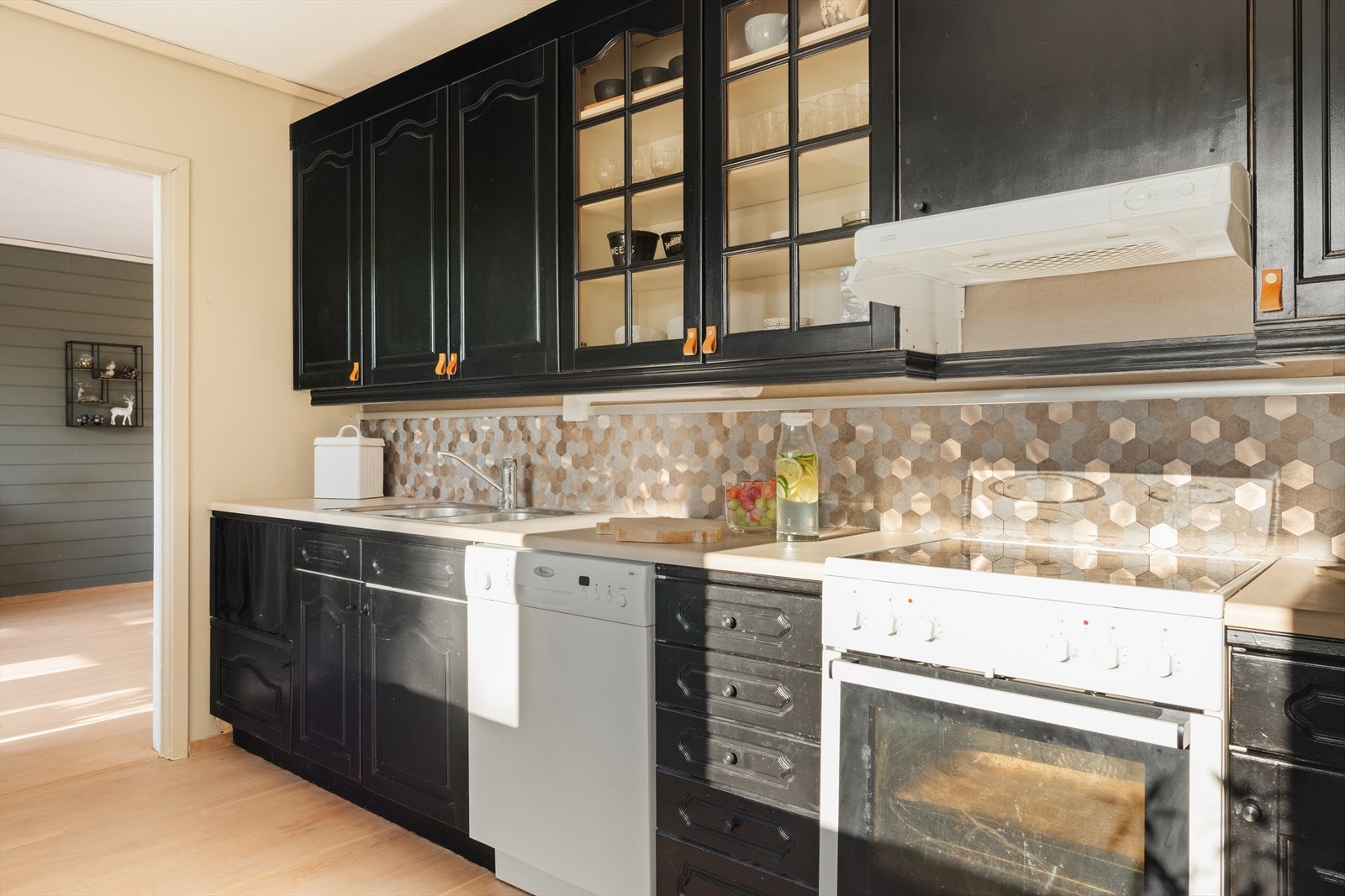 Praktisk kjøkken med funksjonelle løsninger og god oppbevaring Galleribilde