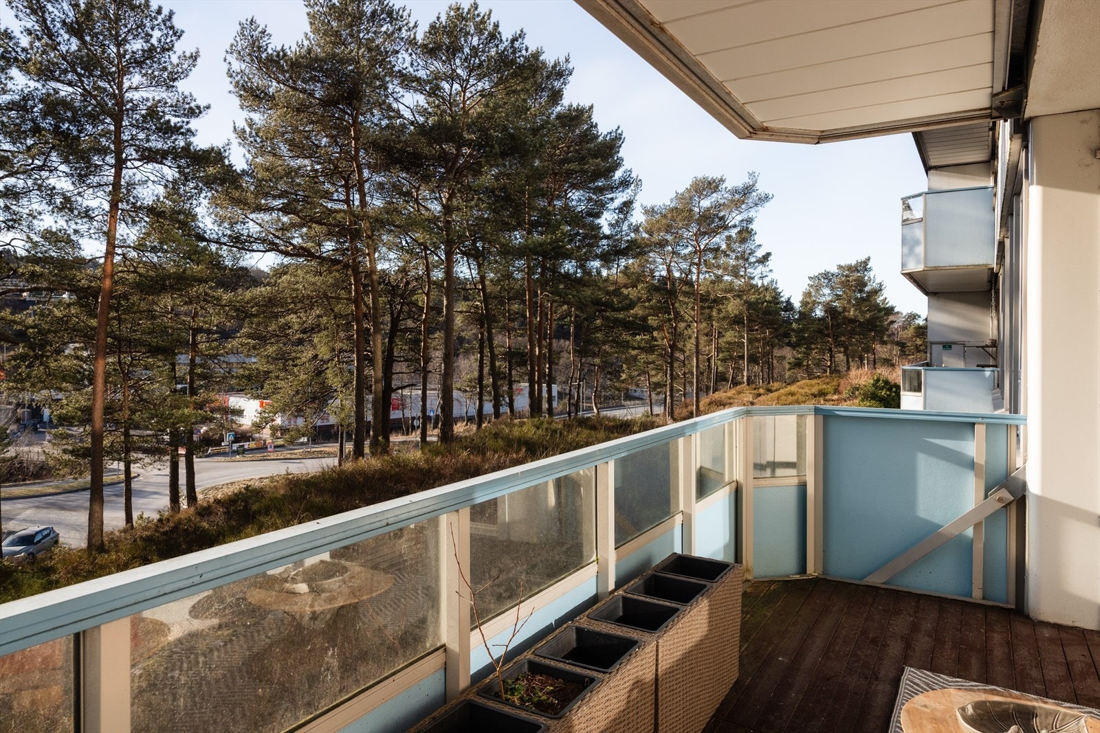 Stor og innbydende balkong med grønne og rolige omgivelser Galleribilde