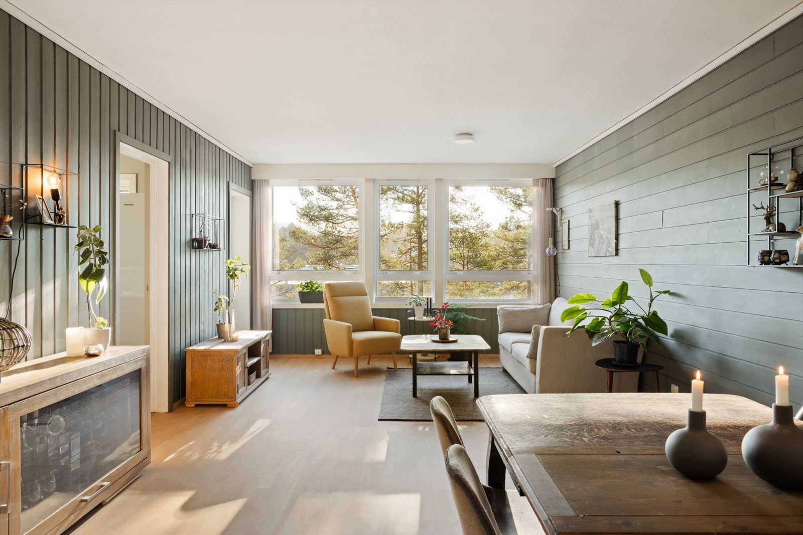 Svært gode lysforhold med vinduer som slipper solen inn Galleribilde