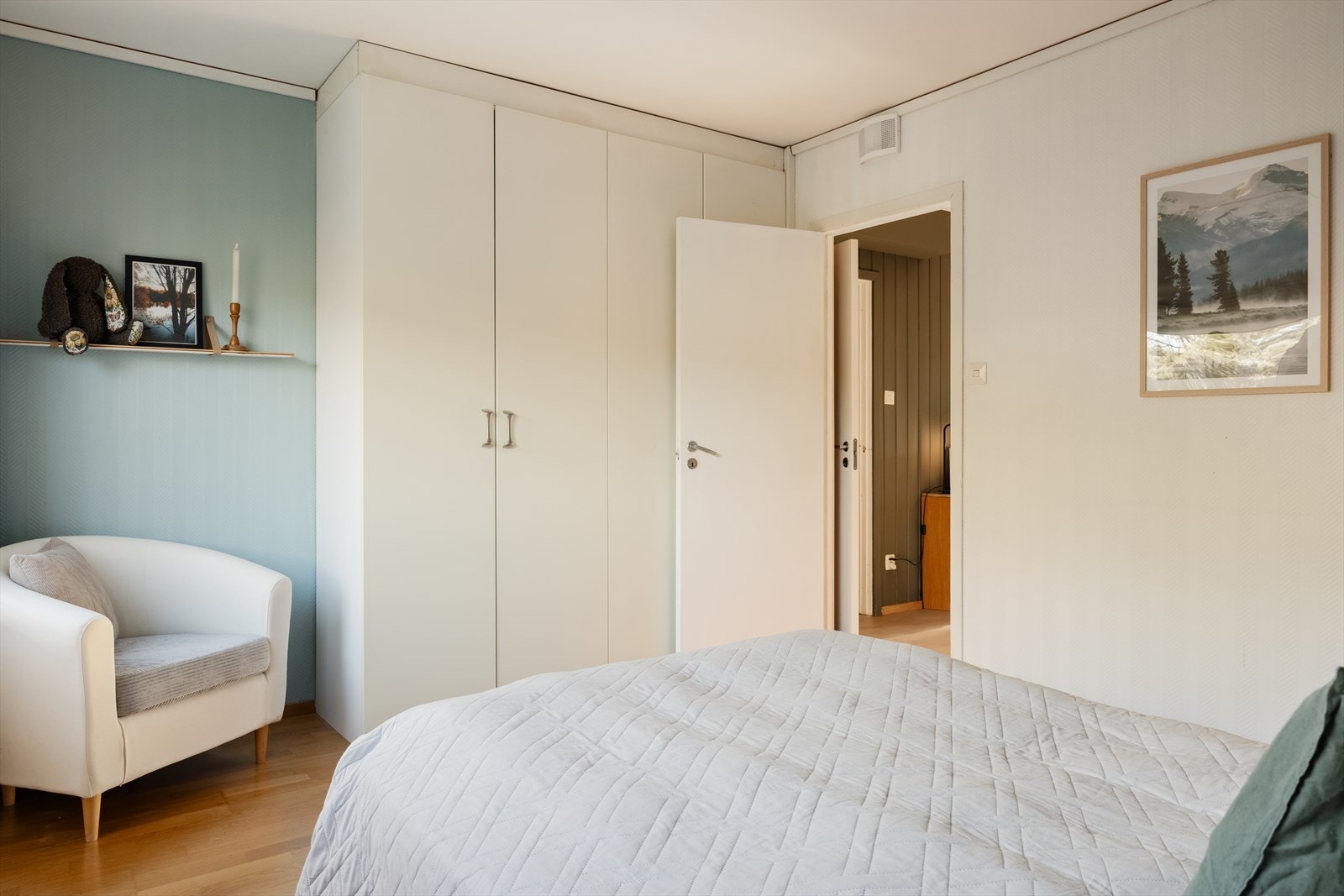 Rommet har naturlig plass til garderobeskap Galleribilde