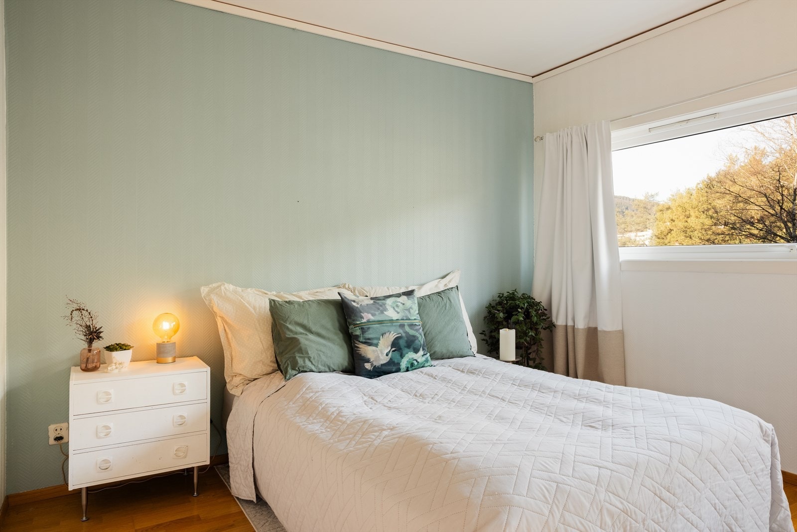 Soverom med godt lysinnslipp og behagelig atmosfære Galleribilde