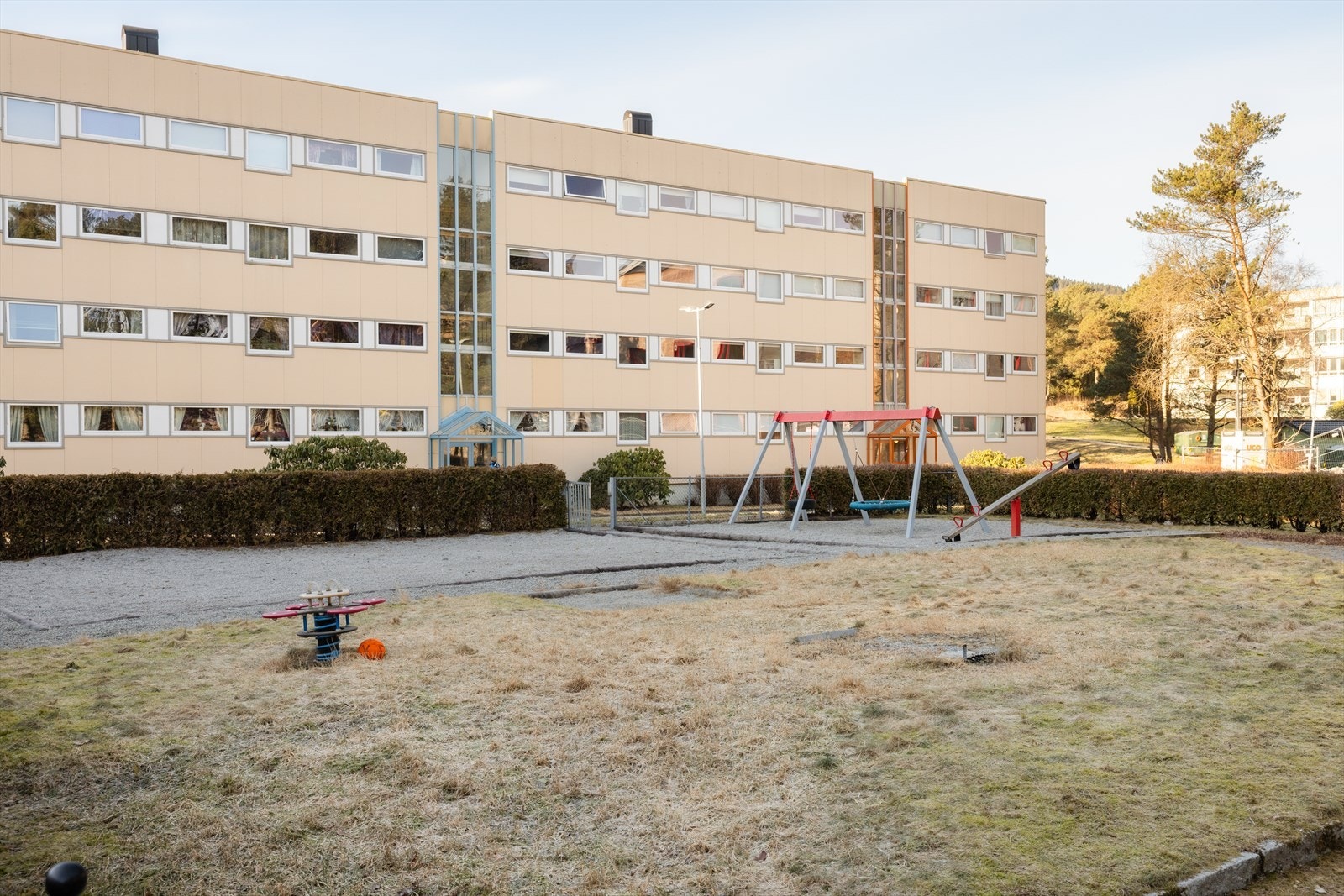 Barnevennlige omgivelser med lekeplass rett utenfor Galleribilde