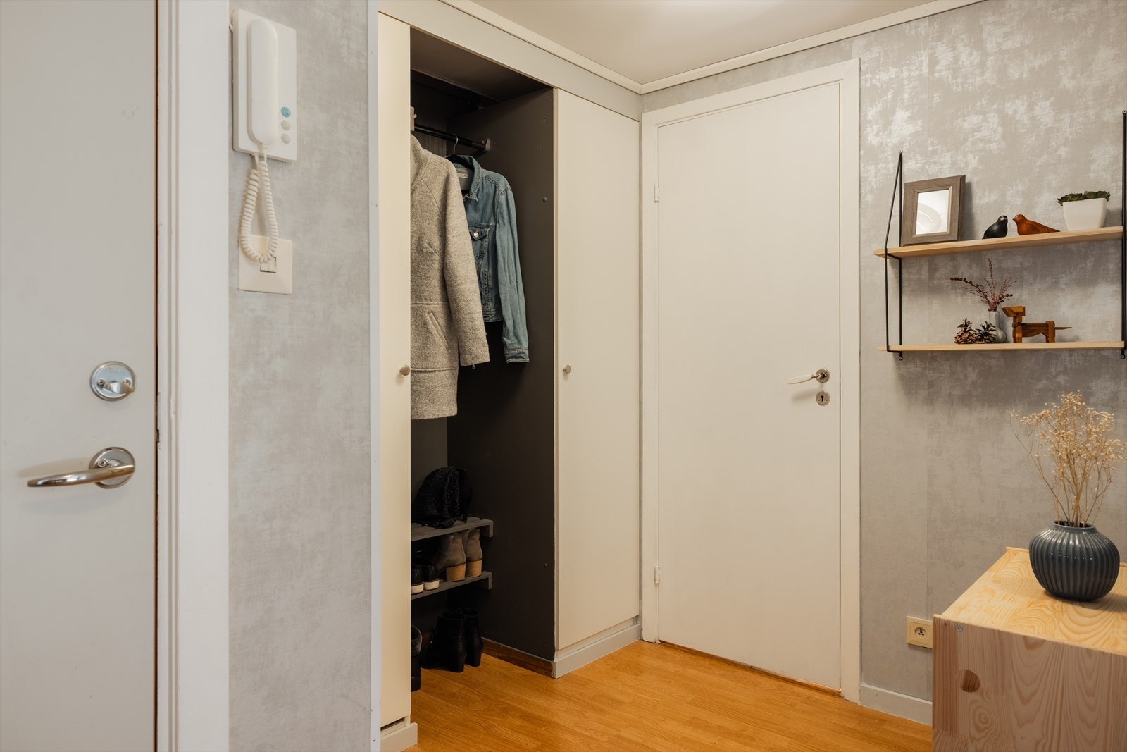 Romslig entré med gode garderobemuligheter Galleribilde