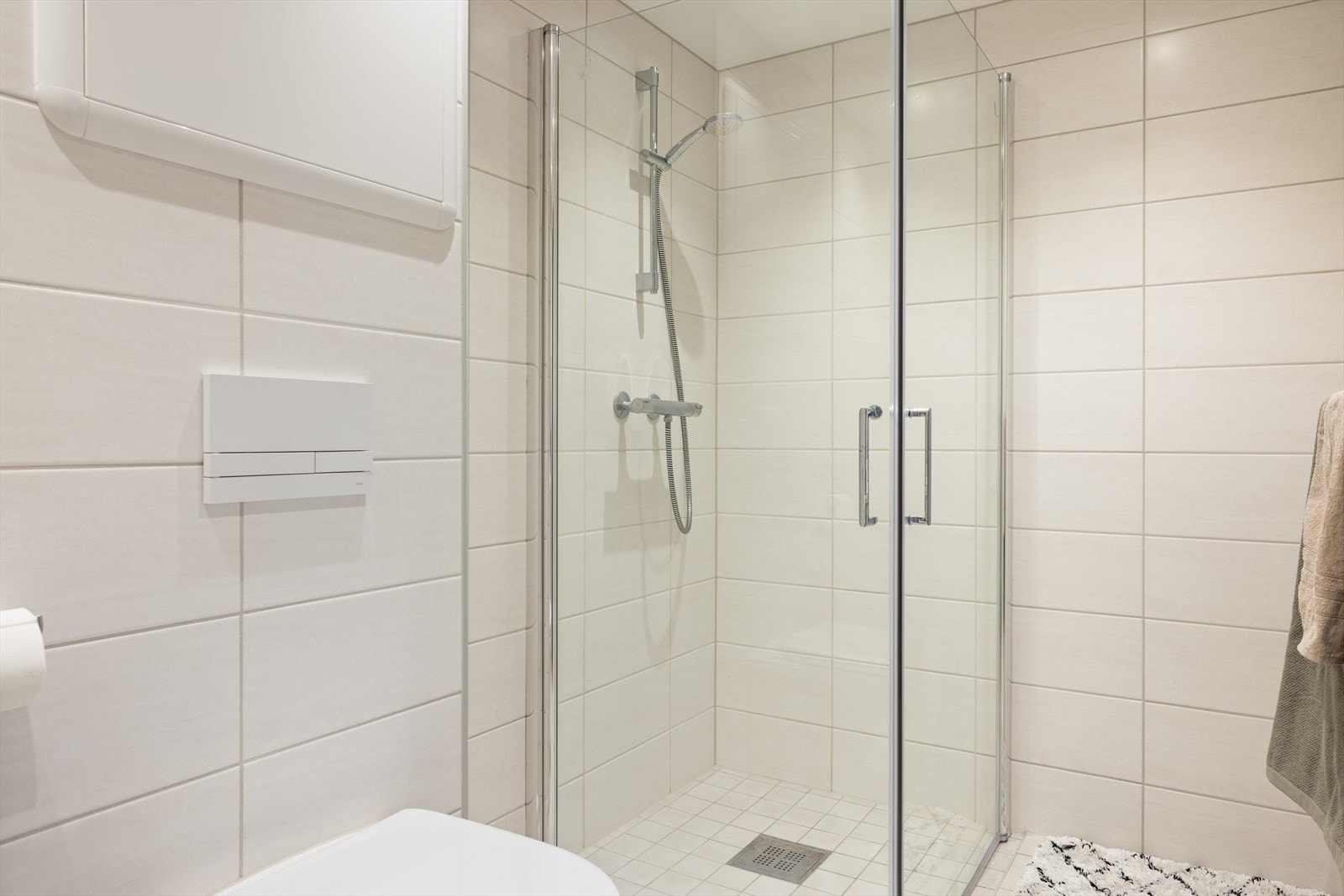 Dusj med glassvegger som gir en luftig romfølelse Galleribilde