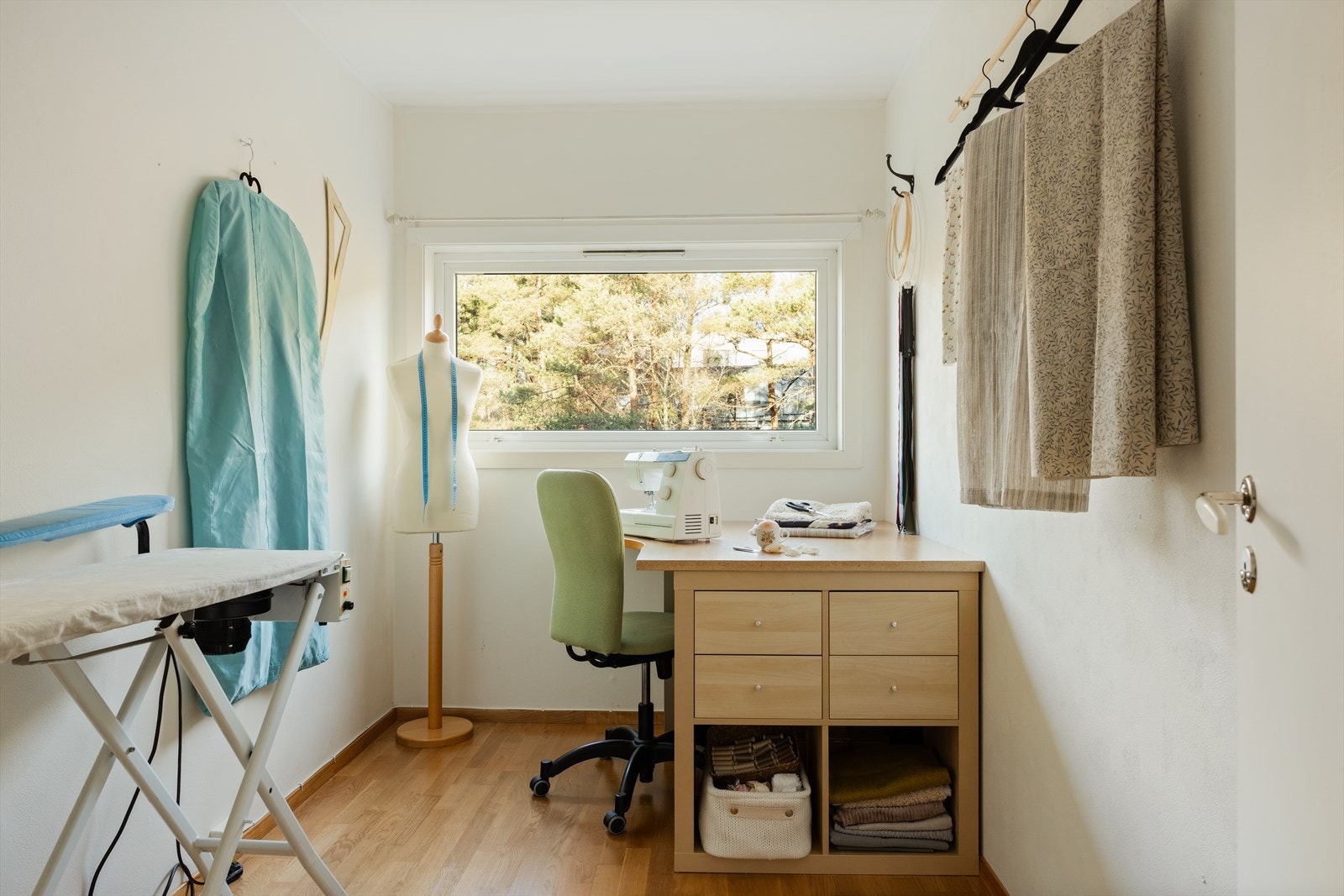 Tredje soverom med fine lysforhold, perfekt også som kontor Galleribilde