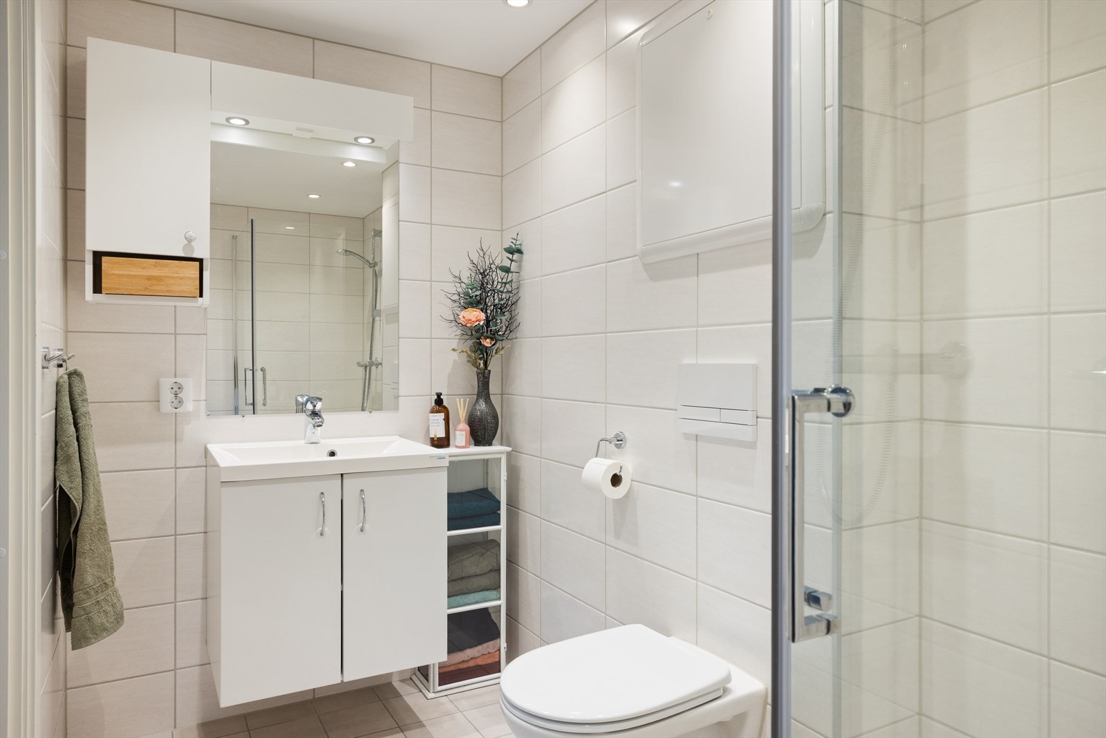 Stilrent bad med fliser på gulv og vegger Galleribilde