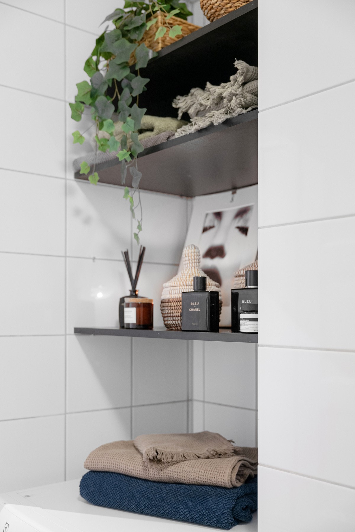 Plass og opplegg for vaskemaskin i nisje med vegghengte hyller over. Galleribilde