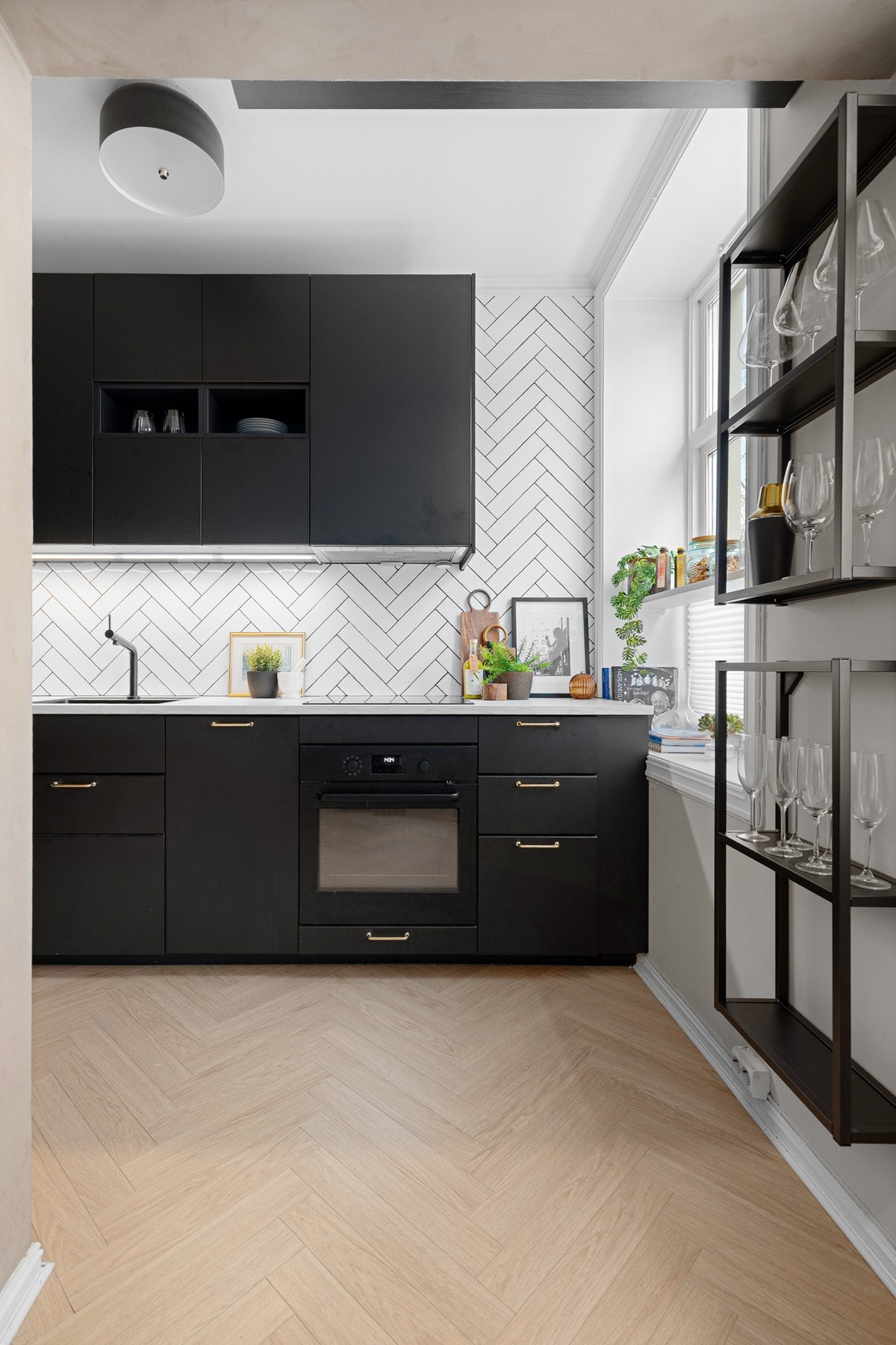 Også på kjøkkenet er det nydelig fiskebensparkett på gulv. Galleribilde