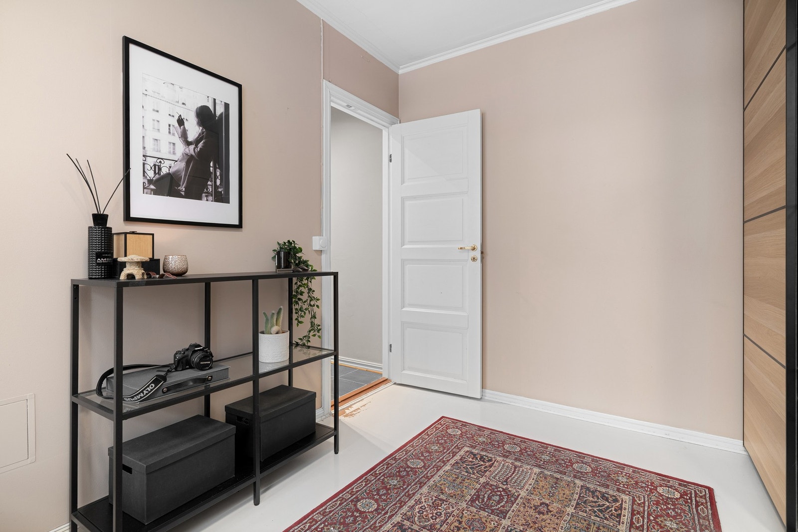 Soverommet har god standard med lysmalt parkett på gulv og glatte overflater malt i en nydelig farge. Galleribilde