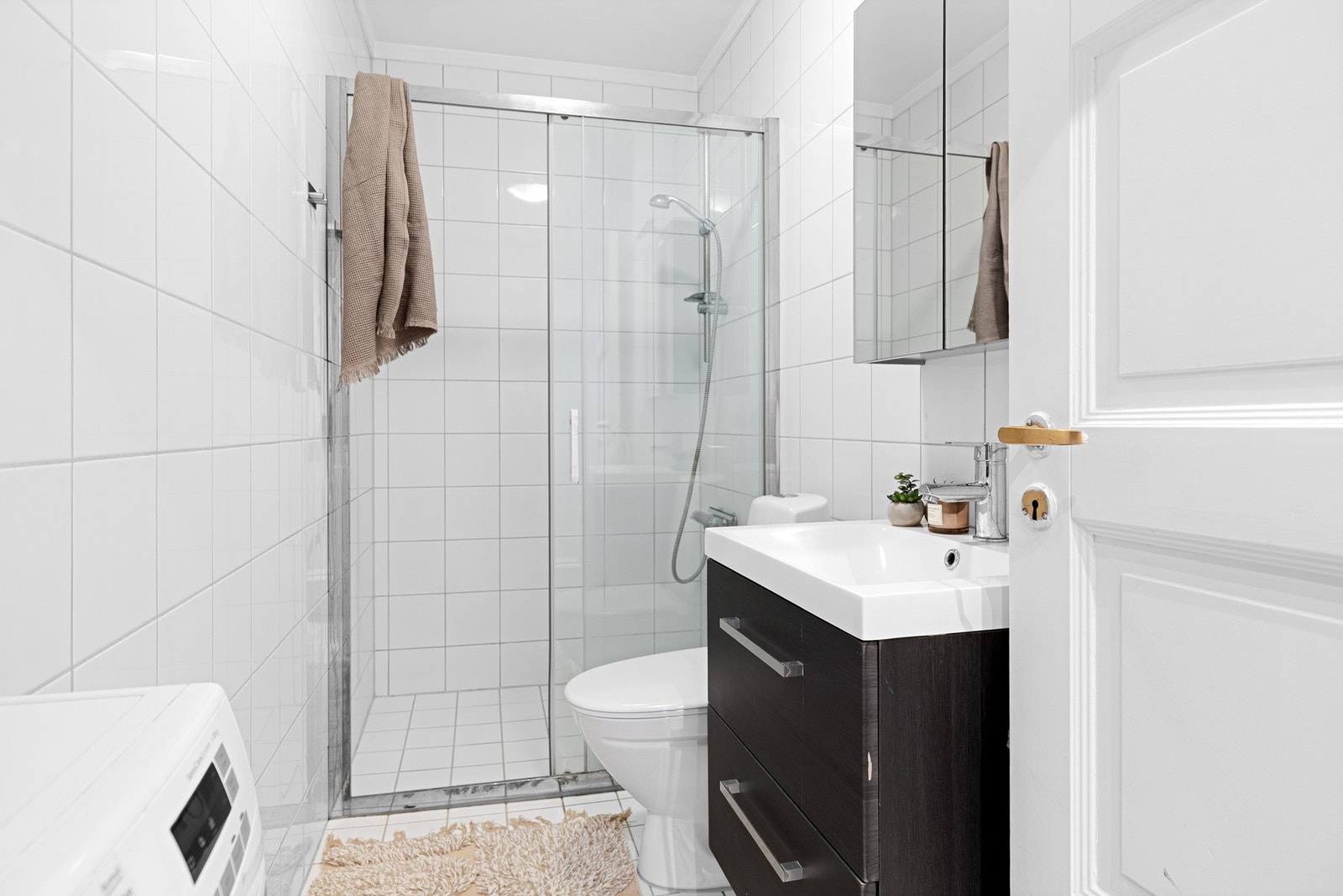 Leiligheten har et lyst flislagt baderom med gulvvarme. Galleribilde