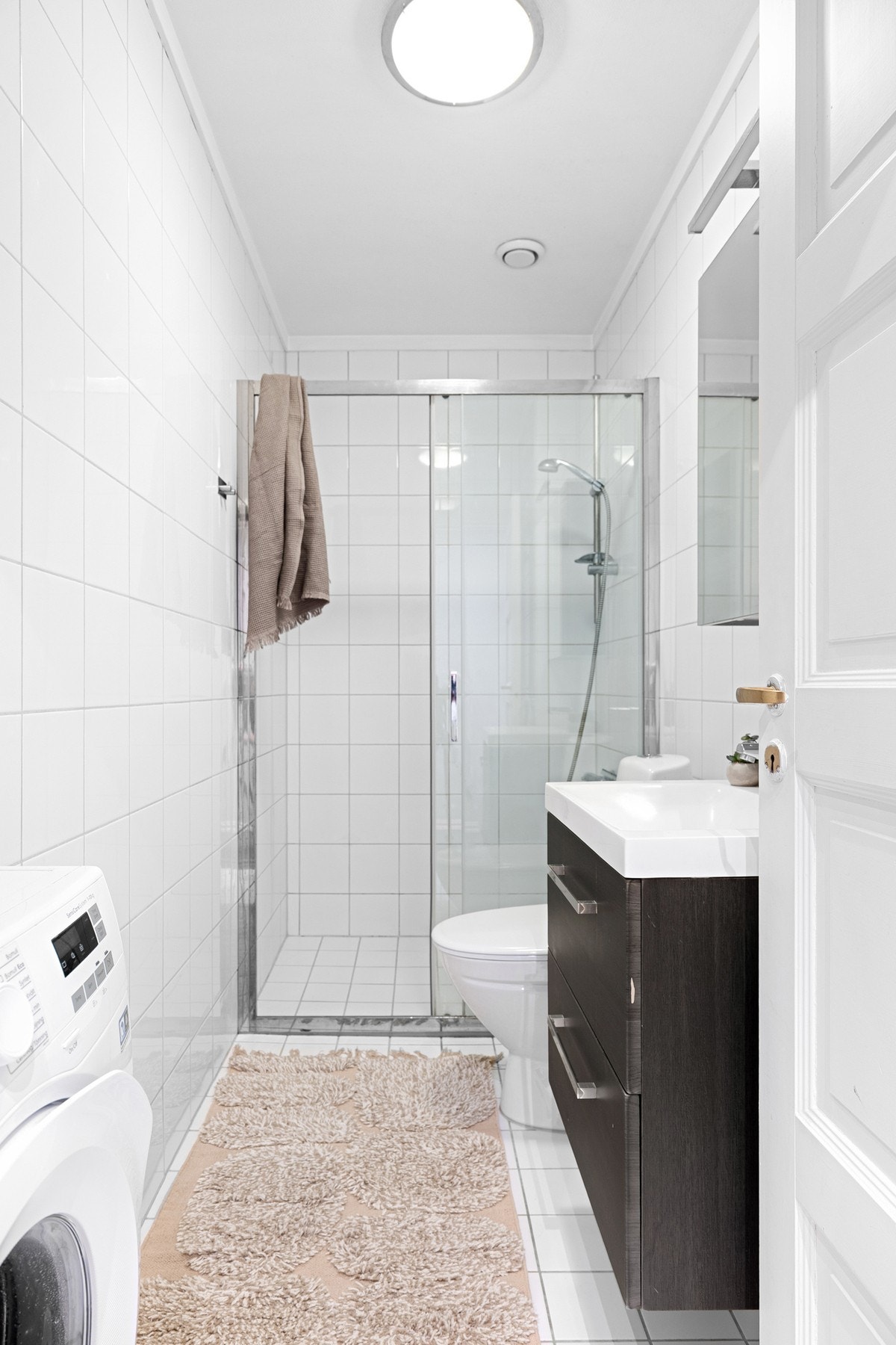 Baderommet er også utstyrt med romslig dusjnisje og gulvstående toalett. Galleribilde