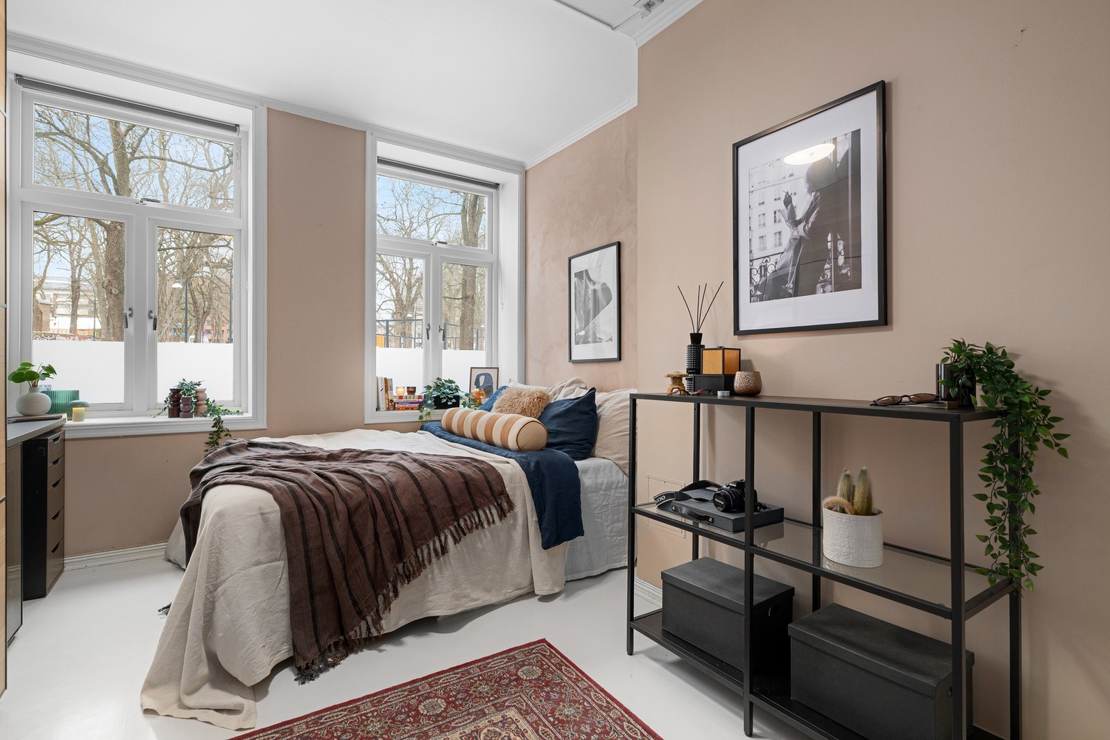 På soverommet er det god plass til stor dobbeltseng med tilhørende nattbord, samt en kontorpult og kommoder. Galleribilde