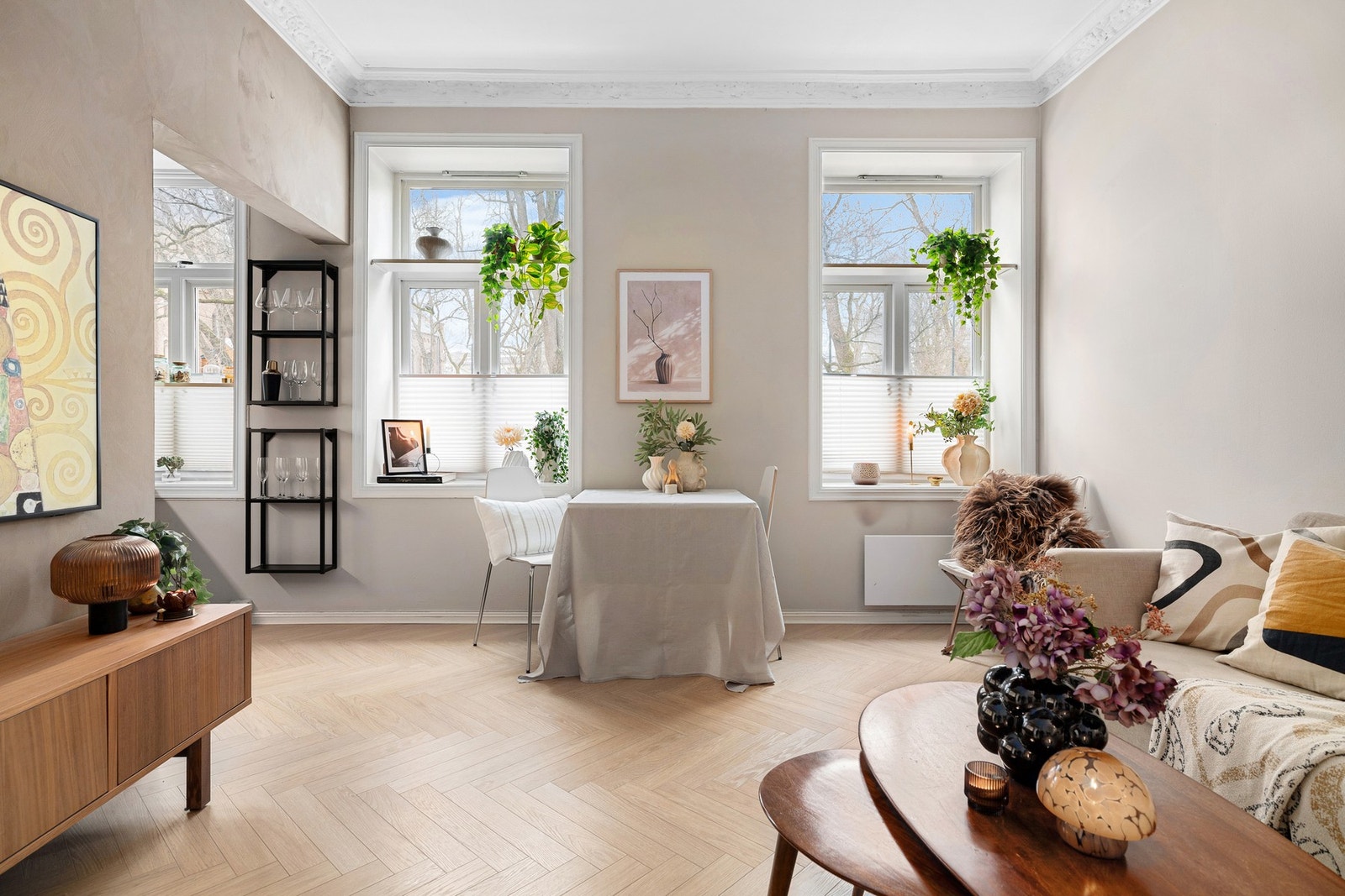 Leiligheten ligger i en flott klassisk bygård 1897 og har en god planløsning med store rom. Galleribilde