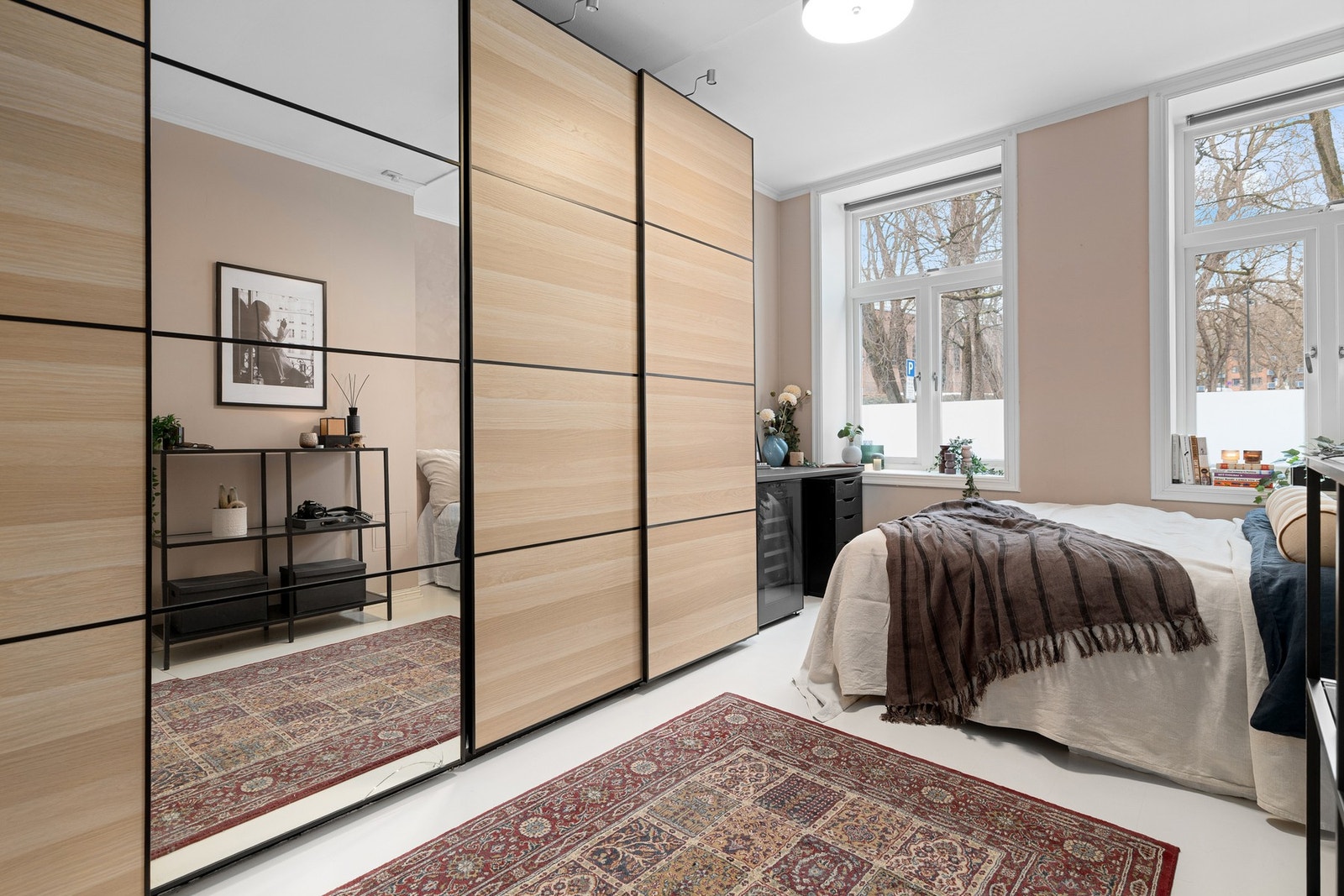 Leiligheten har et lyst og innbydende soverom. Rikelig med oppbevaringsplass i stor skyvedørsgarderobe. Galleribilde