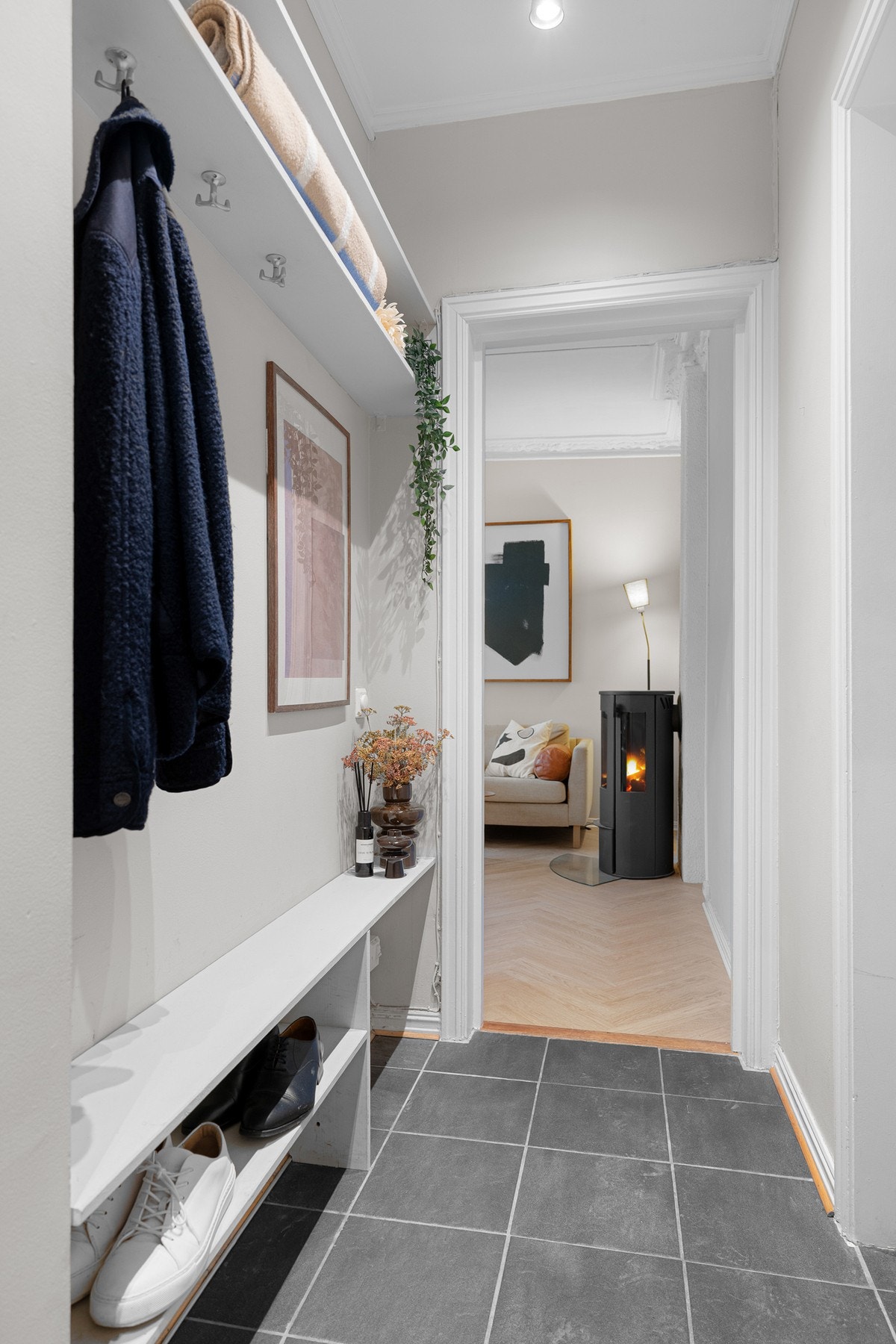 Entréen har god standard med flislagt gulv, glatte lysmalte overflater og downlights i himlingen. Galleribilde