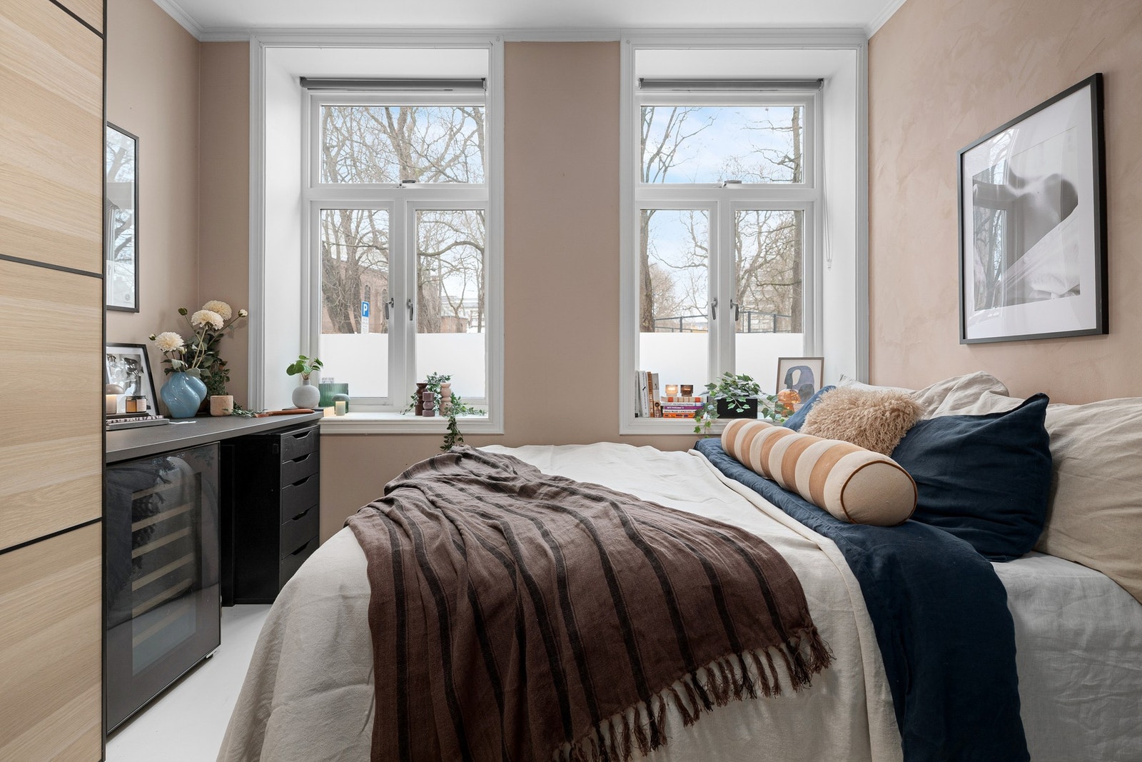 Soverommet har to store klassiske vinduer som slipper inn flott naturlig lys. Galleribilde